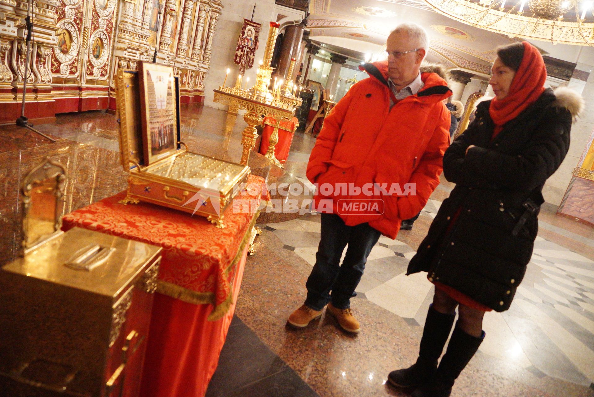 Екатеринбург. Сын актера и режиссера Чарли Чаплина режиссер Юджин Чаплин с переводчицей в Храме-на-Крови.