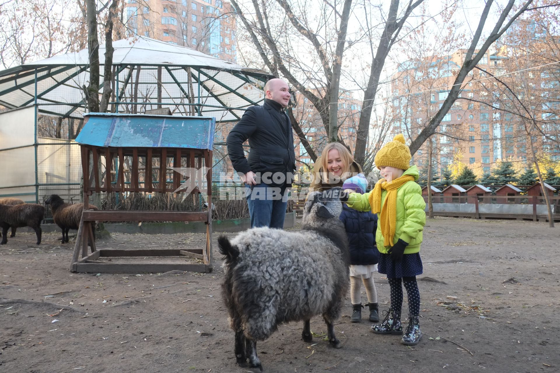 Москва. Зоопарк на территории жилого комплекса `Золотые ключи - 2`.