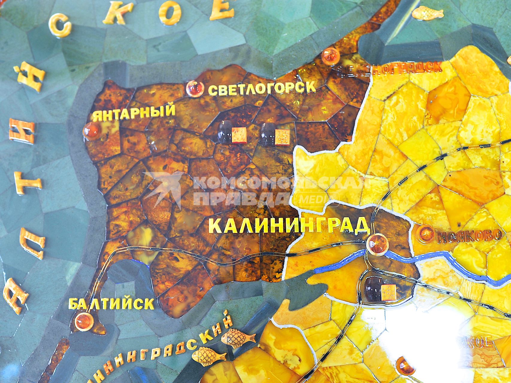 Калининградская область. Карта Калининградской области, выполненная в янтаре.