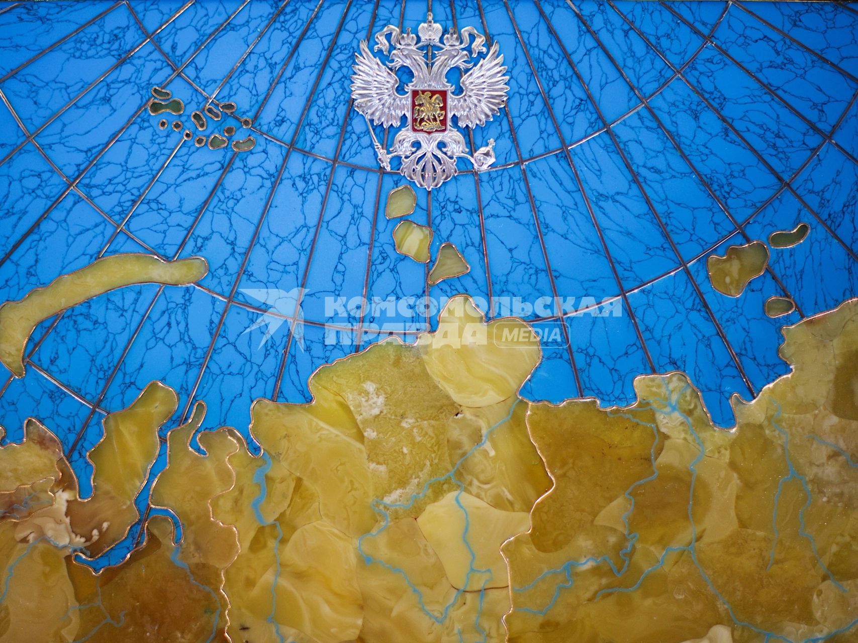 Калининградская область. Карта России на куполе, выполненная в янтаре.