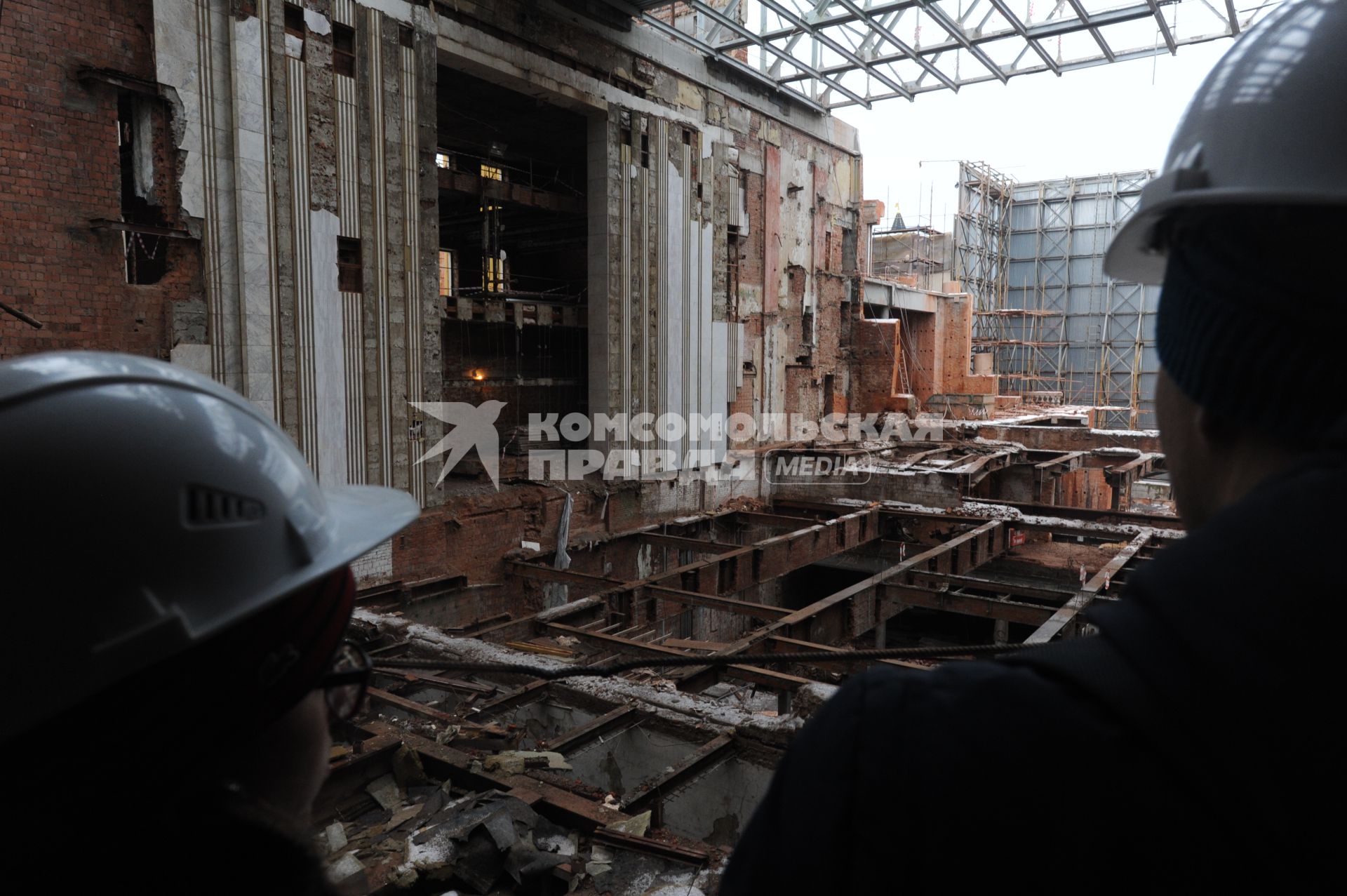 Москва. Снос 14-го административного корпуса  Кремля, который находится между Спасскими воротами и Сенатским дворцом. Строение было создано в 1932-1934 годах.