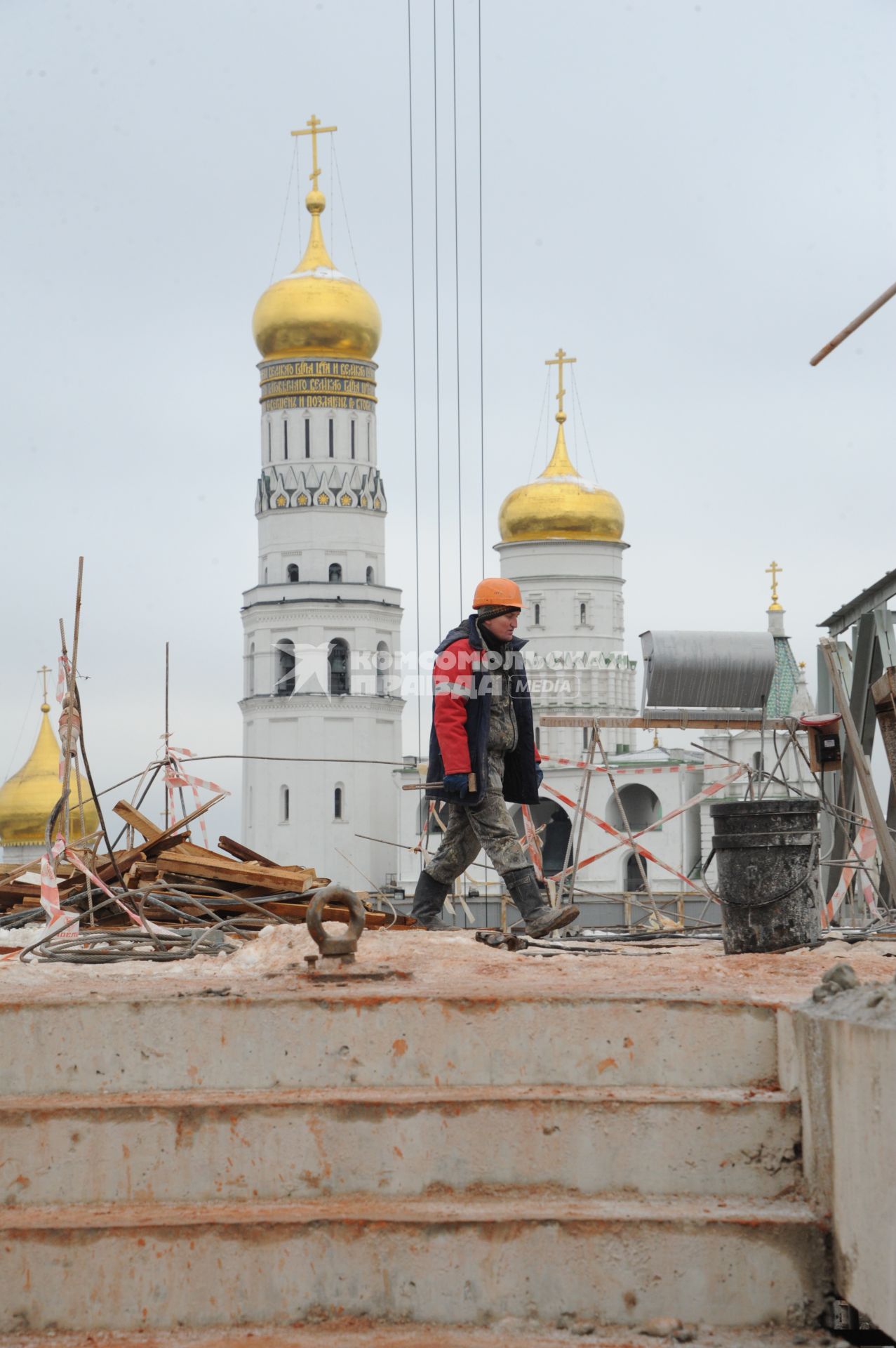 Москва. Снос 14-го административного корпуса  Кремля, который находится между Спасскими воротами и Сенатским дворцом. Строение было создано в 1932-1934 годах.