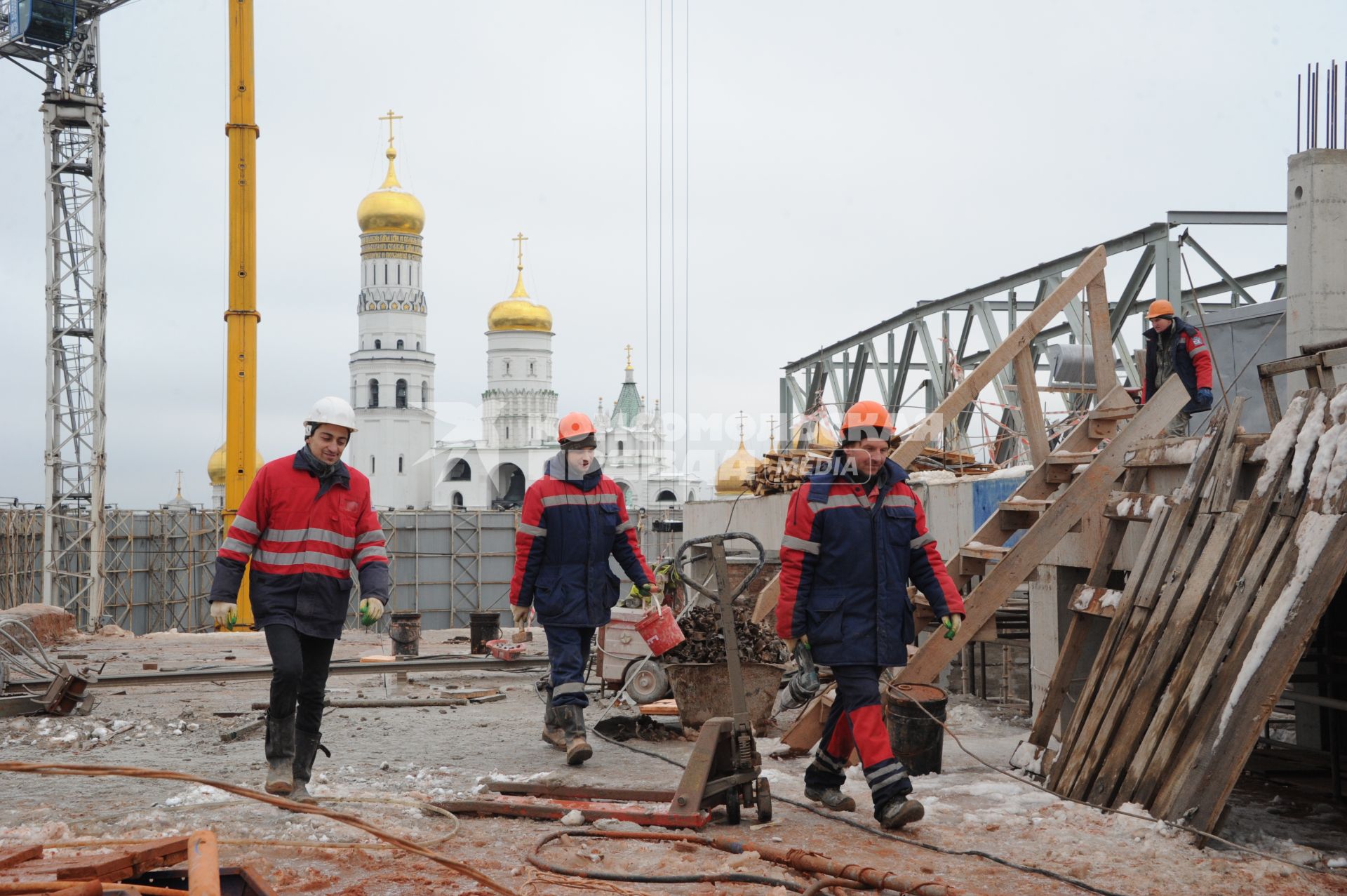 Москва. Снос 14-го административного корпуса  Кремля, который находится между Спасскими воротами и Сенатским дворцом. Строение было создано в 1932-1934 годах.