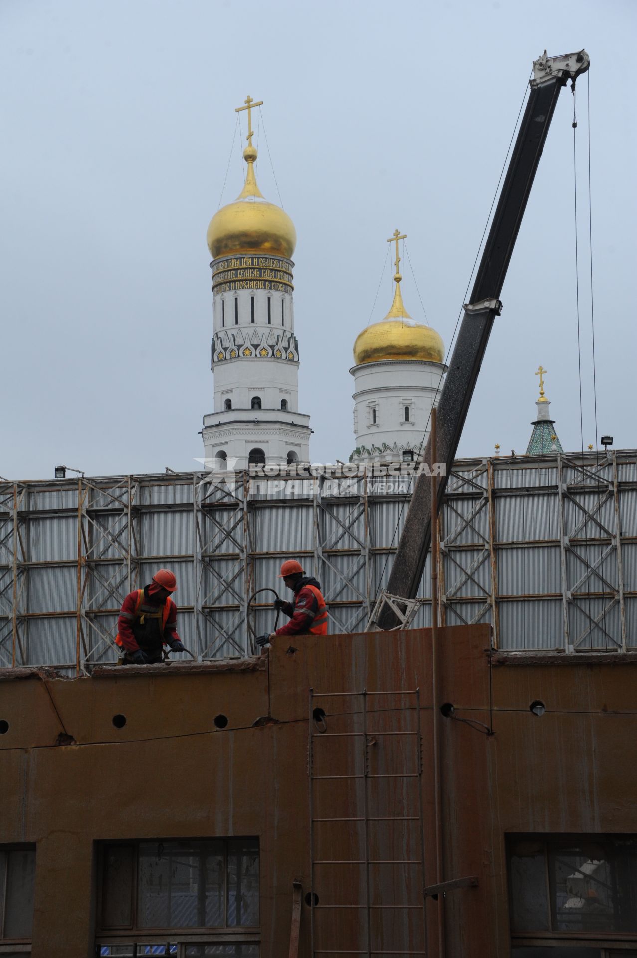 Москва. Снос 14-го административного корпуса  Кремля, который находится между Спасскими воротами и Сенатским дворцом. Строение было создано в 1932-1934 годах.