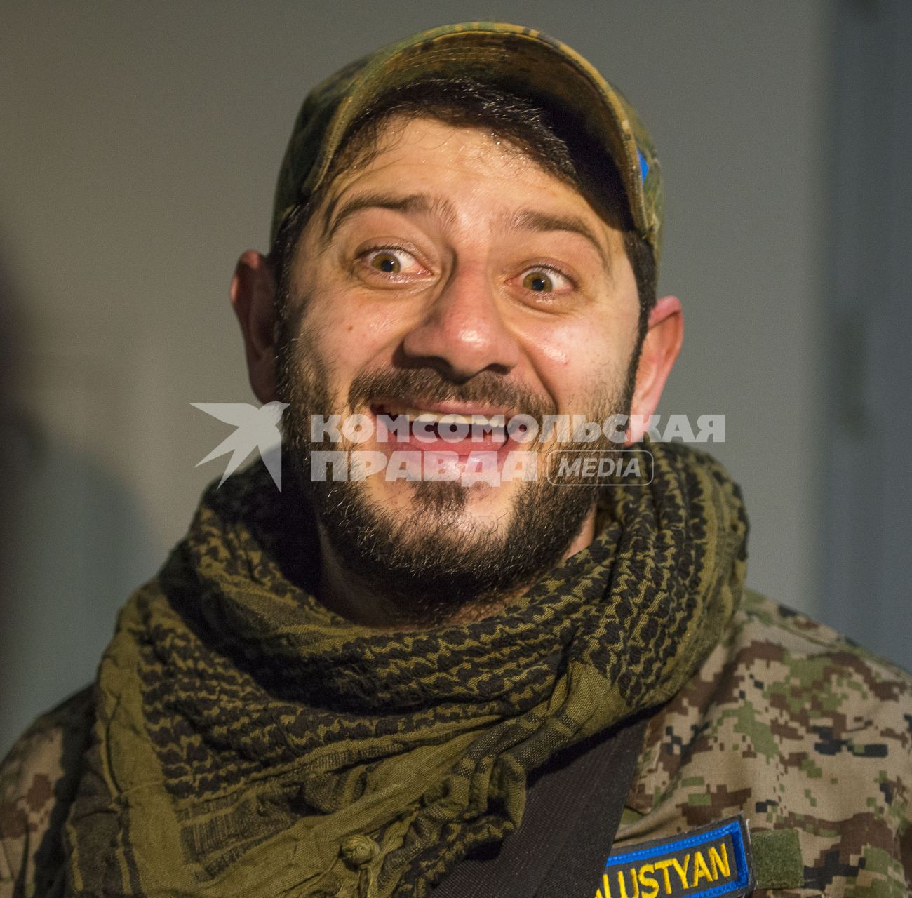 Москва. Актер Михаил Галустян перед началом игры страйкбол Airsoft в тактическом парке Airsoftbaza.