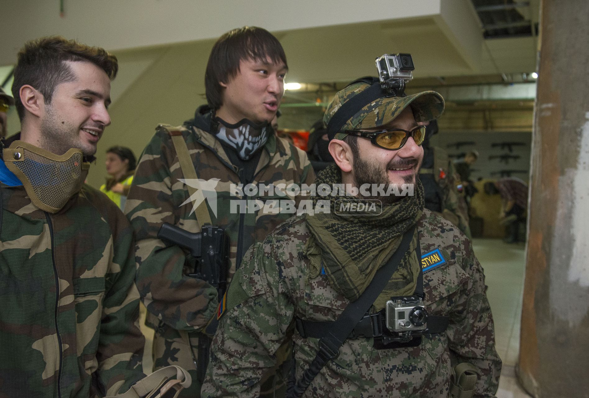 Москва. Актер Михаил Галустян (справа) перед началом игры страйкбол Airsoft в тактическом парке Airsoftbaza.