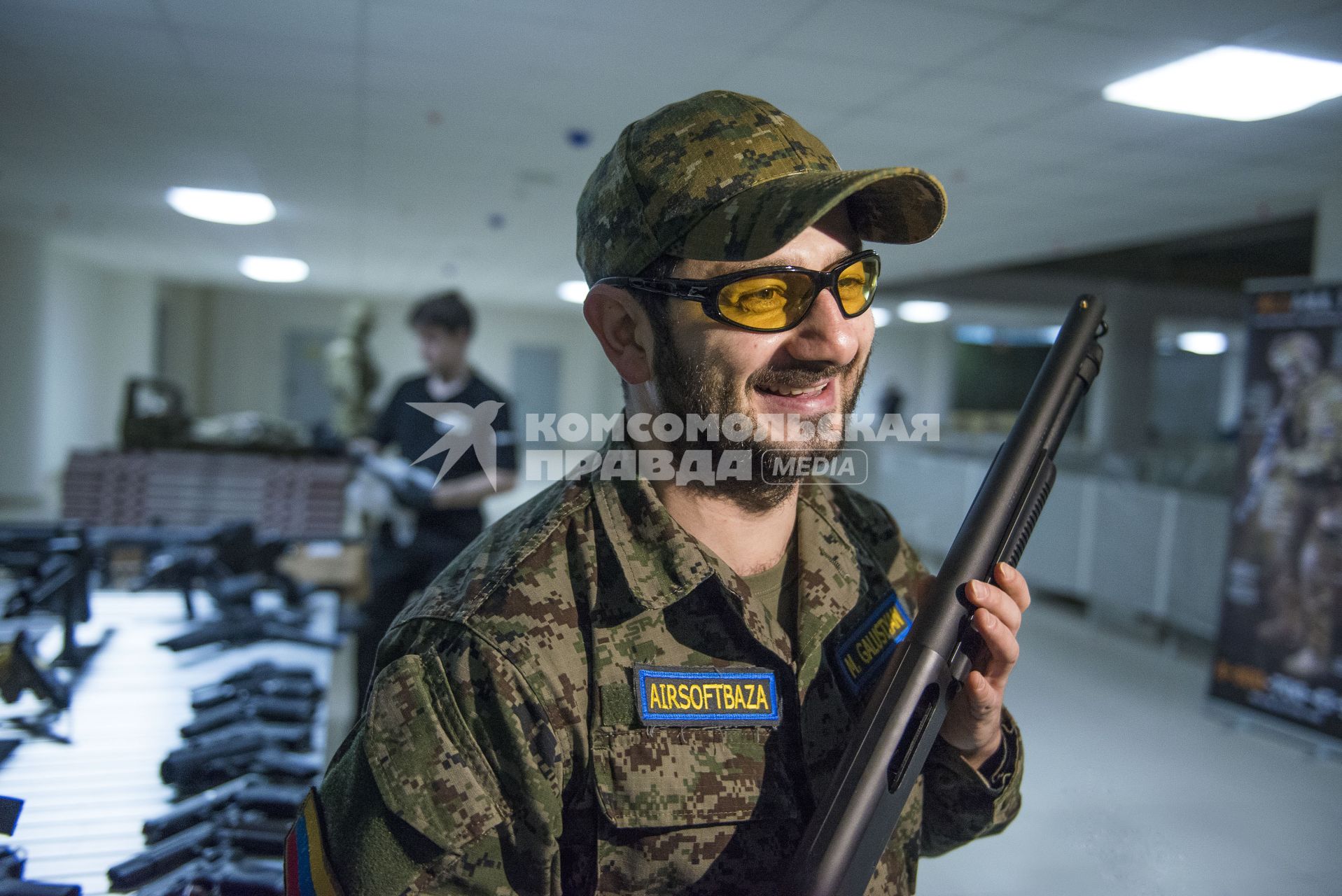 Москва. Актер Михаил Галустян перед началом игры страйкбол Airsoft в тактическом парке Airsoftbaza.