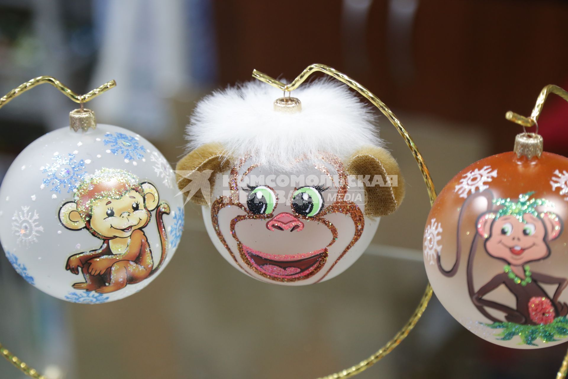 Красноярск. Продажа елочных игрушек с символом Нового 2016 года - обезьяной.