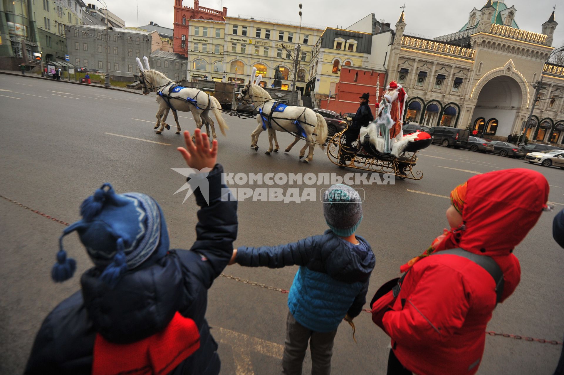 Москва.   Главный Дед Мороз страны из Великого Устюга и Снегурочка едут к Центральному детскому магазину на одной из улиц города.