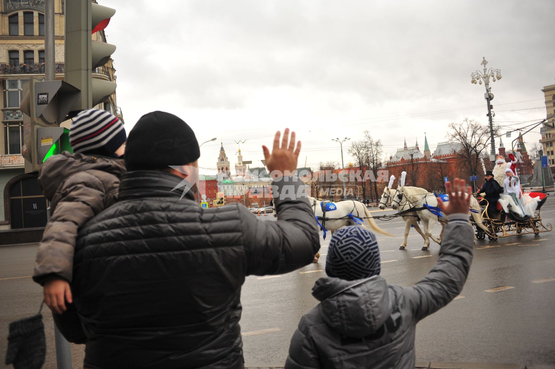 Москва.   Главный Дед Мороз страны из Великого Устюга и Снегурочка едут к Центральному детскому магазину на одной из улиц города.