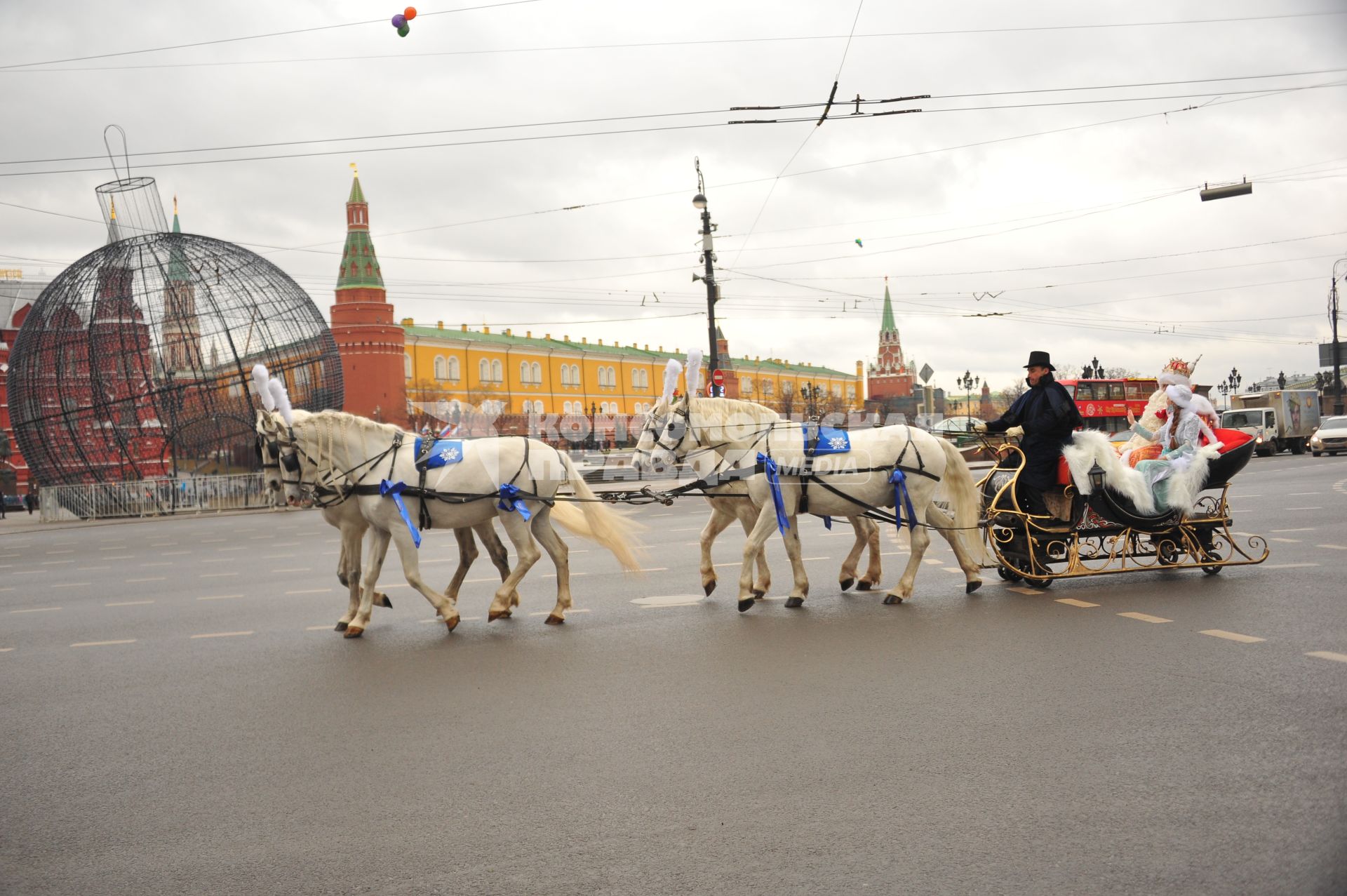 Москва.   Главный Дед Мороз страны из Великого Устюга и Снегурочка едут к Центральному детскому магазину по улице Охотный Ряд.