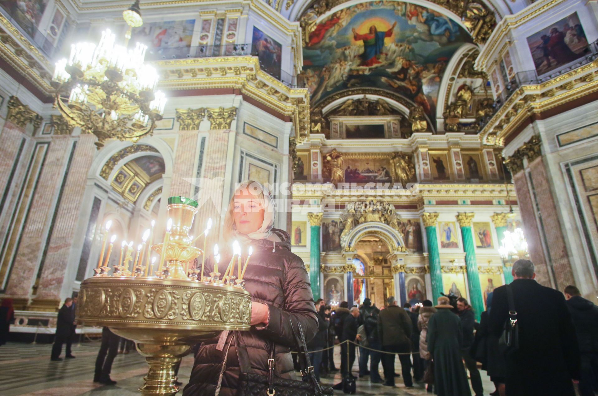 Санкт-Петербург. Поминальная служба на 40-й день по жертвам авиакатастрофы самолета Airbus А321 в Исаакиевском соборе.