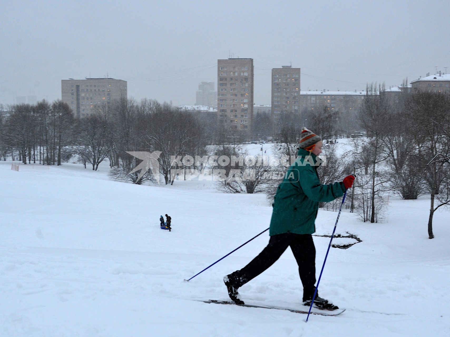 Москва. Женщина катается на лыжах на Воробьевых горах.