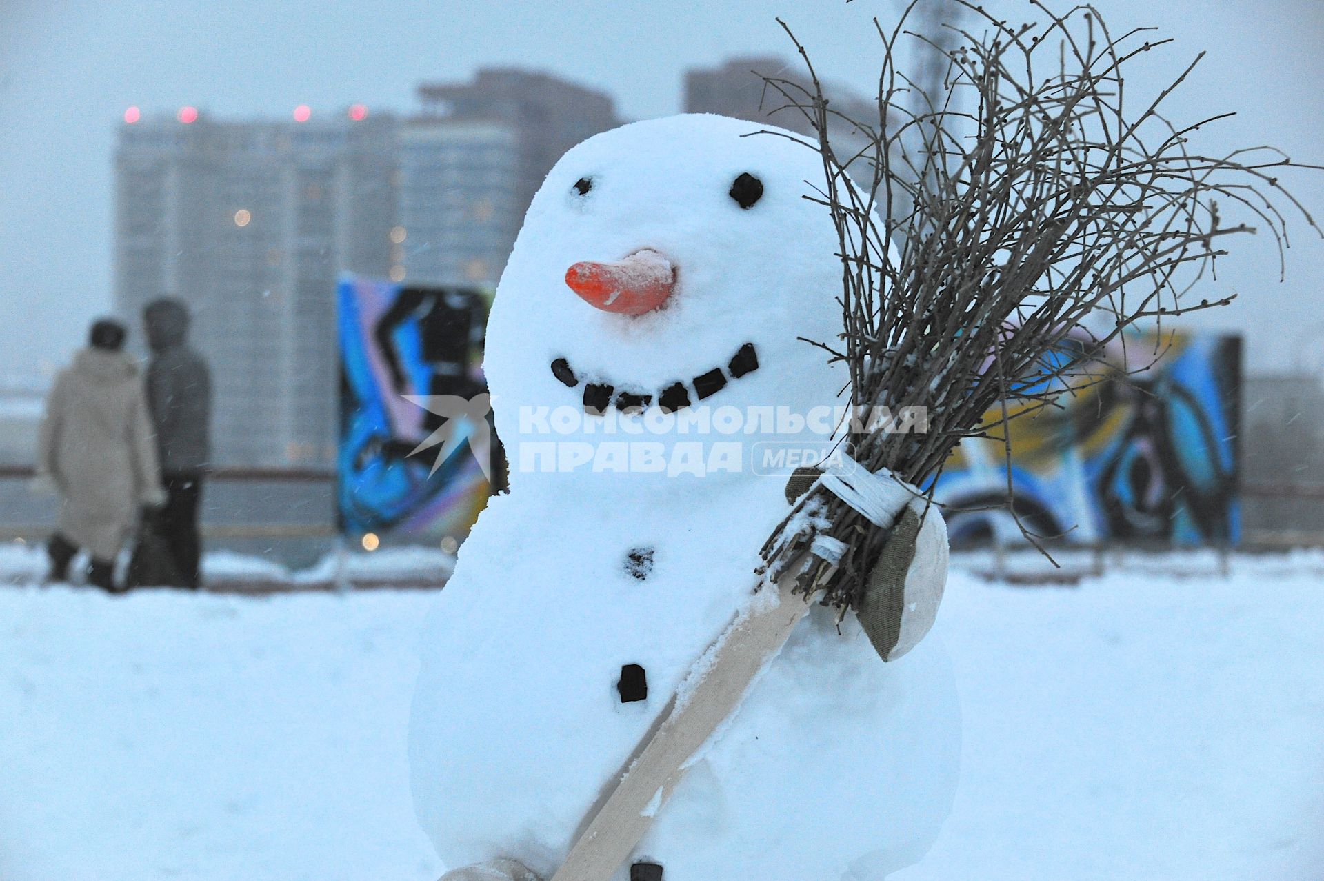 Москва. Снеговик с метлой.