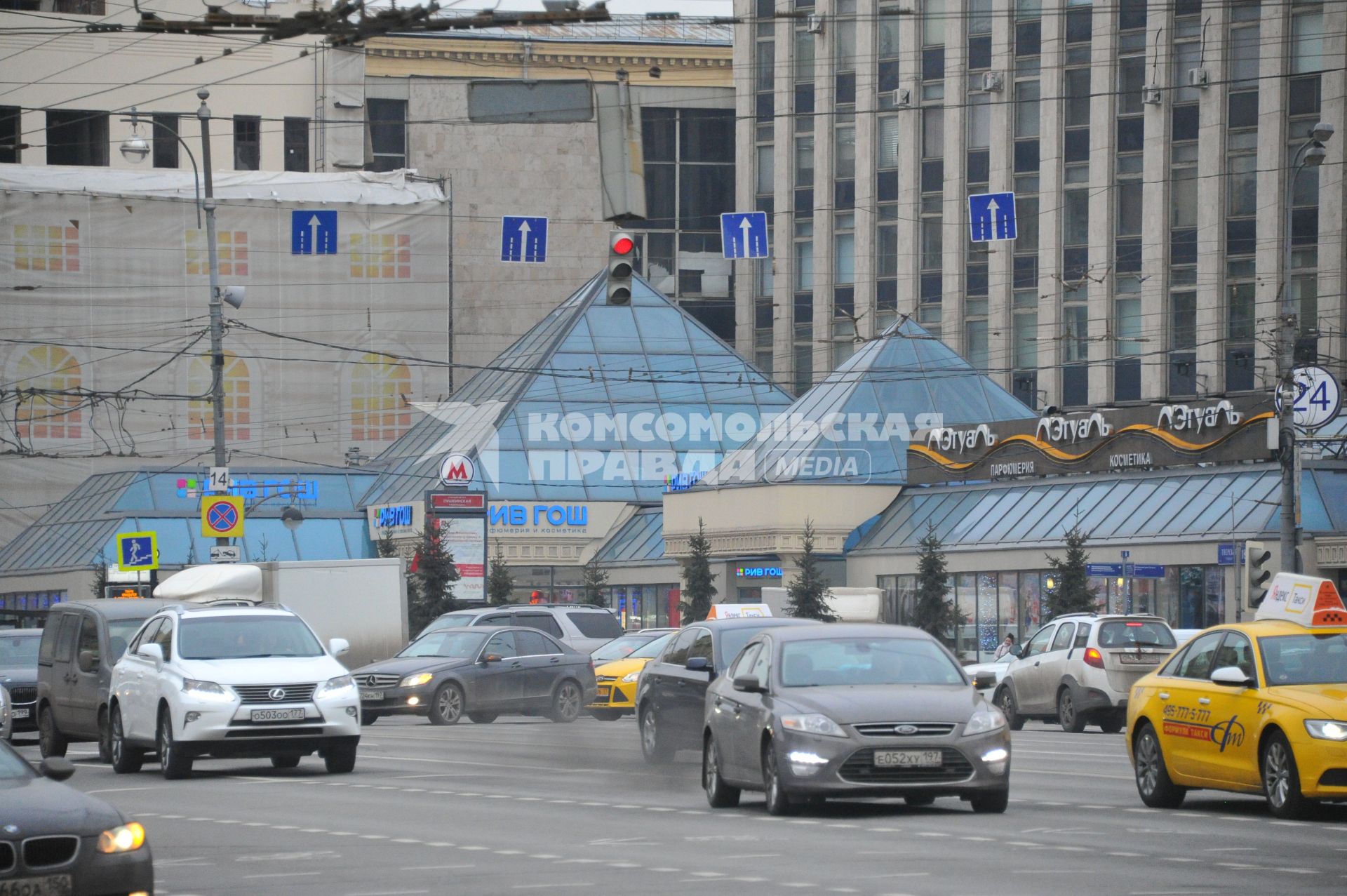 Москва.  Торговый центр `Пирамида` на Тверской улице.