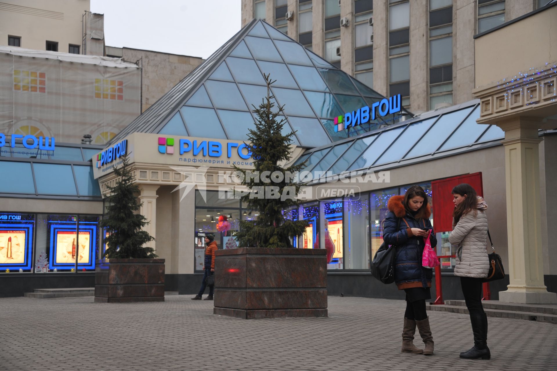 Москва.  Торговый центр `Пирамида` на Тверской улице.
