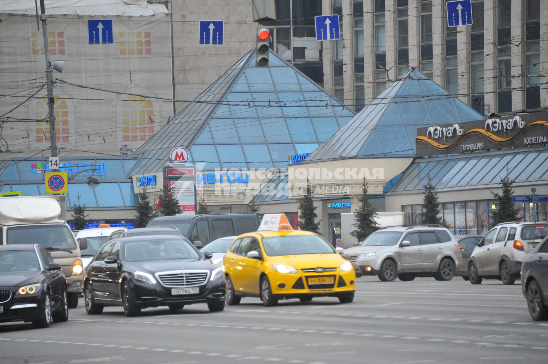 Москва.  Торговый центр `Пирамида` на Тверской улице.