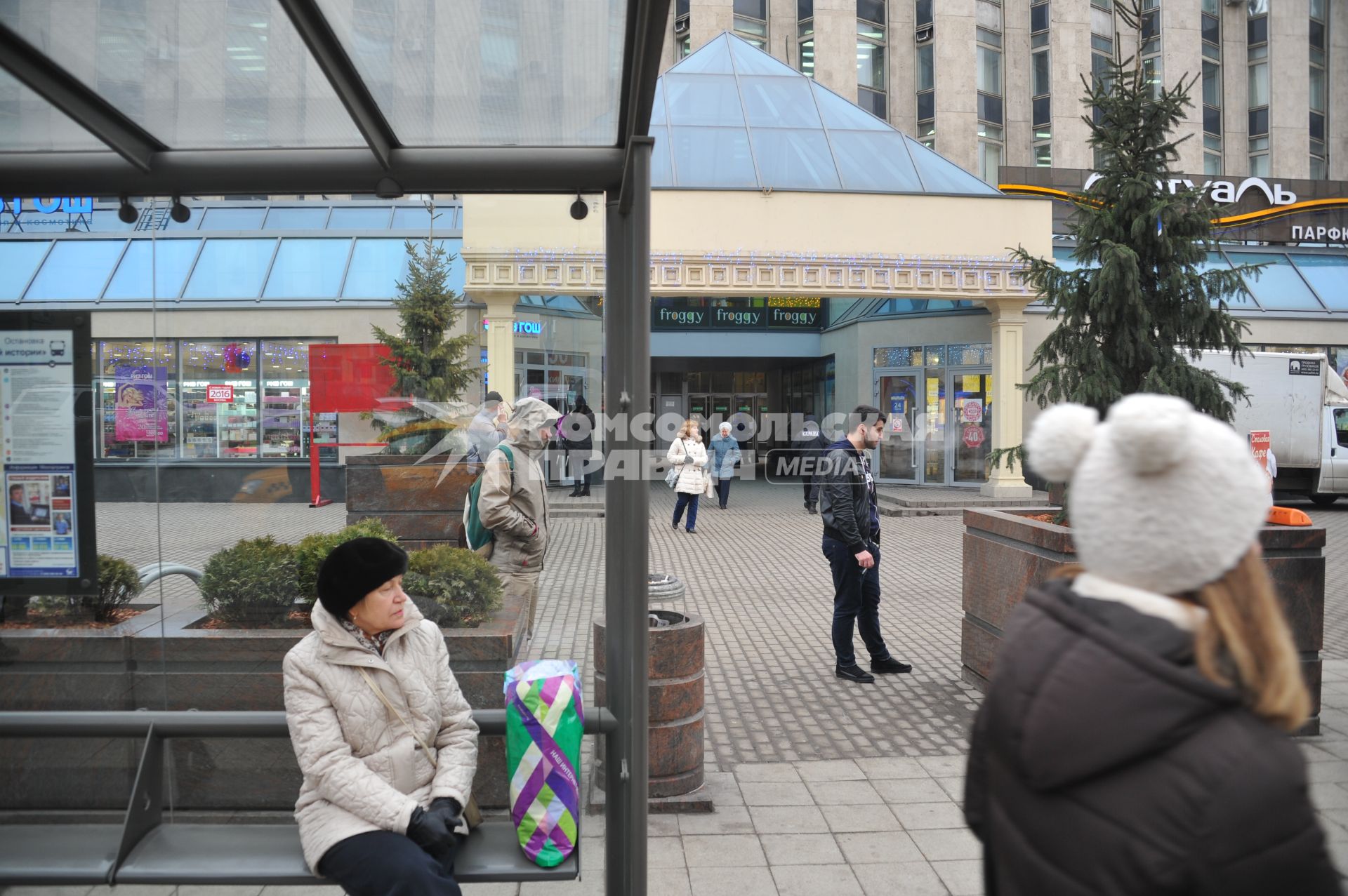 Москва. Прохожие у торгового центра  `Пирамида` на Тверской улице.