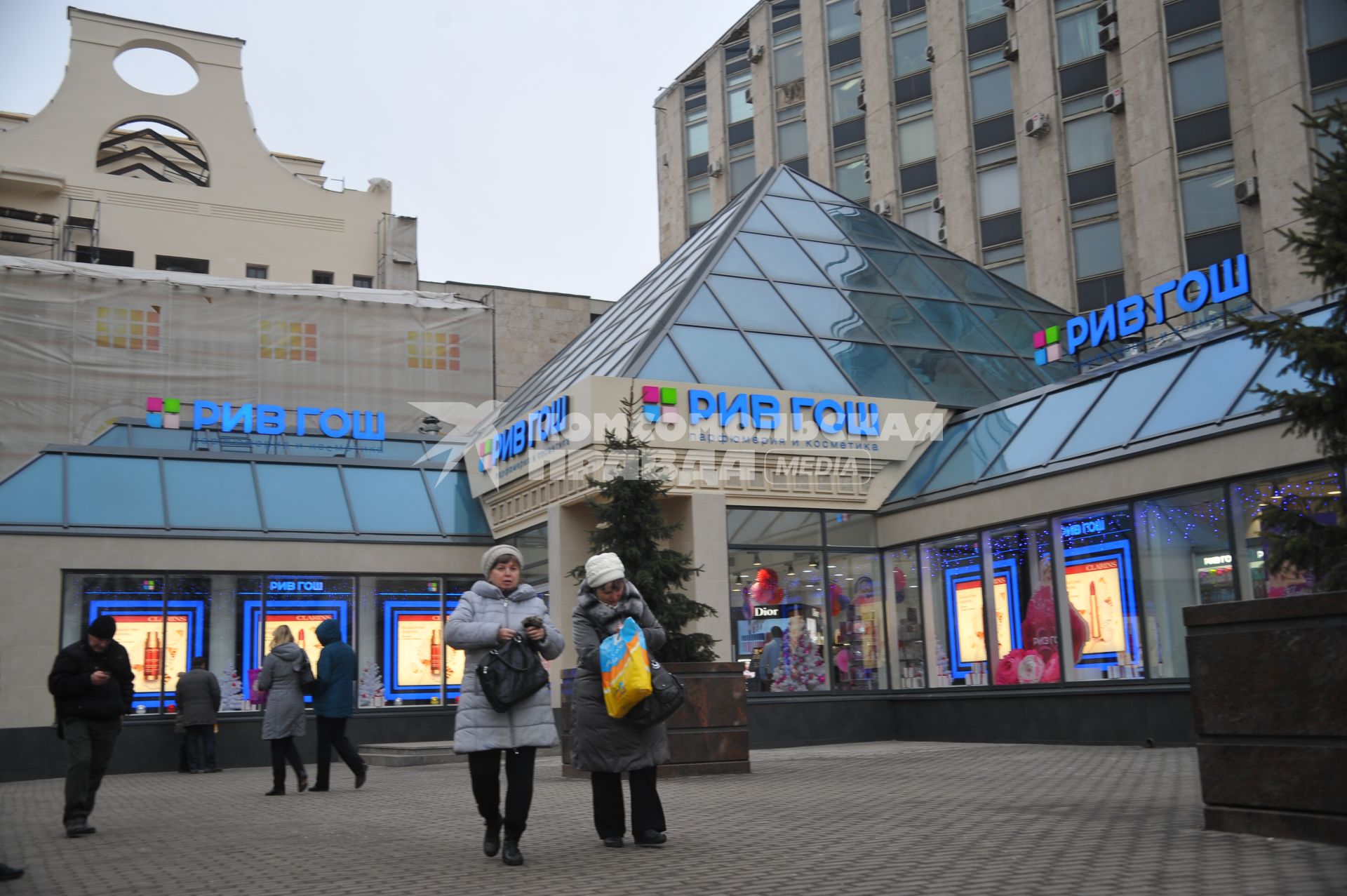 Москва.  Торговый центр `Пирамида` на Тверской улице.