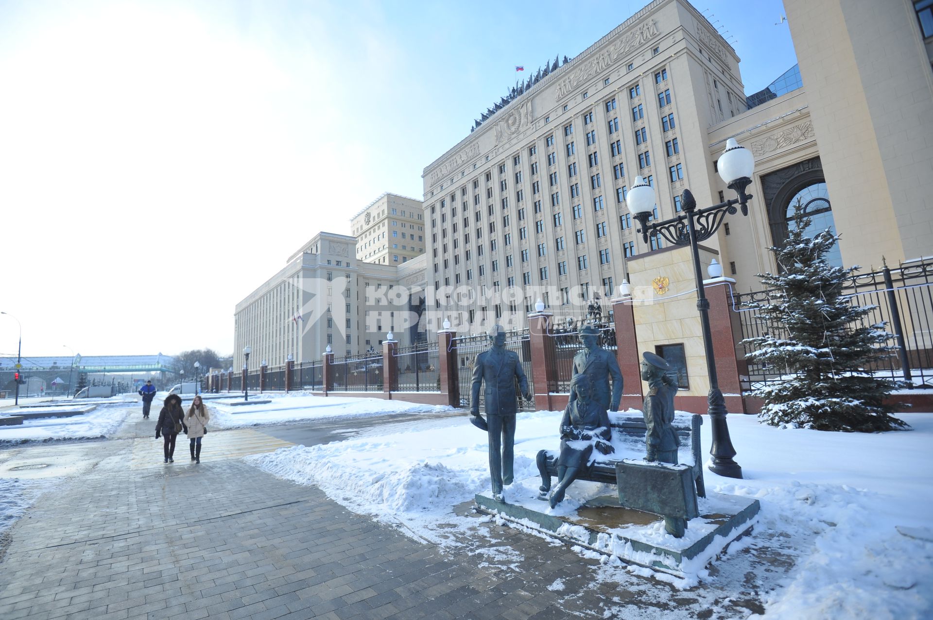 Москва. Национальный центр управления обороной Российской Федерации на Фрунзенской набережной дом 22/2 и памятник героям фильма `Офицеры`.