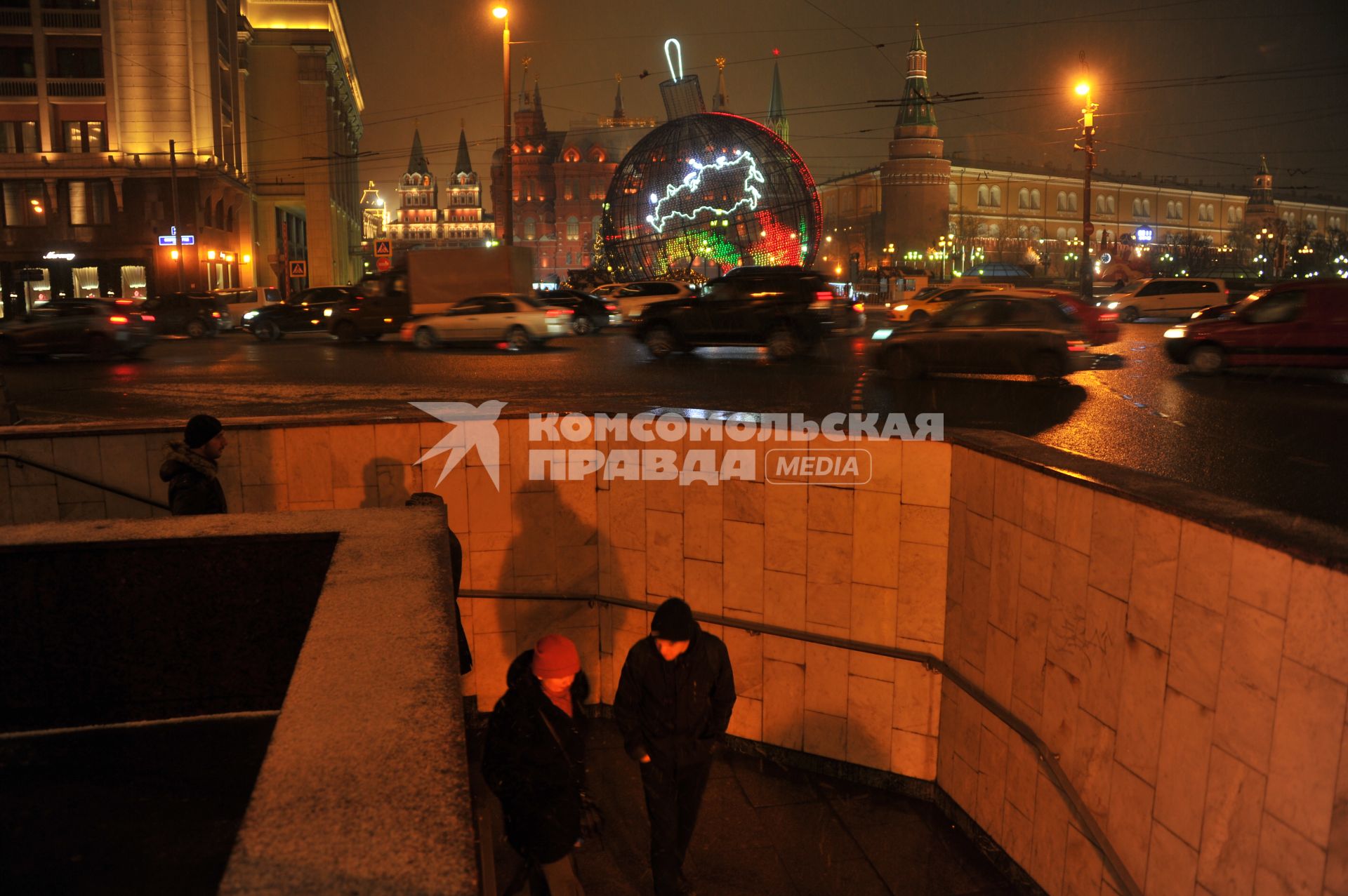 Москва. Елочный шар высотой 17 метров на Манежной площади.