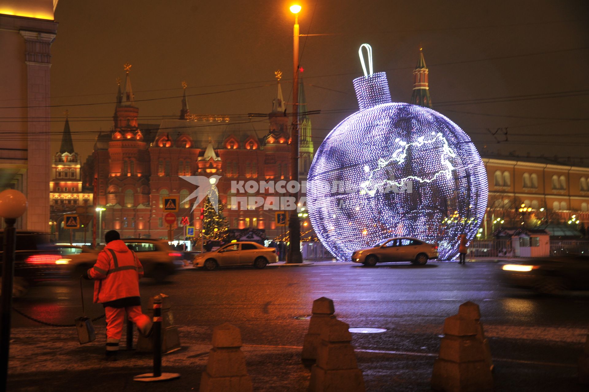 Москва. Елочный шар высотой 17 метров на Манежной площади.