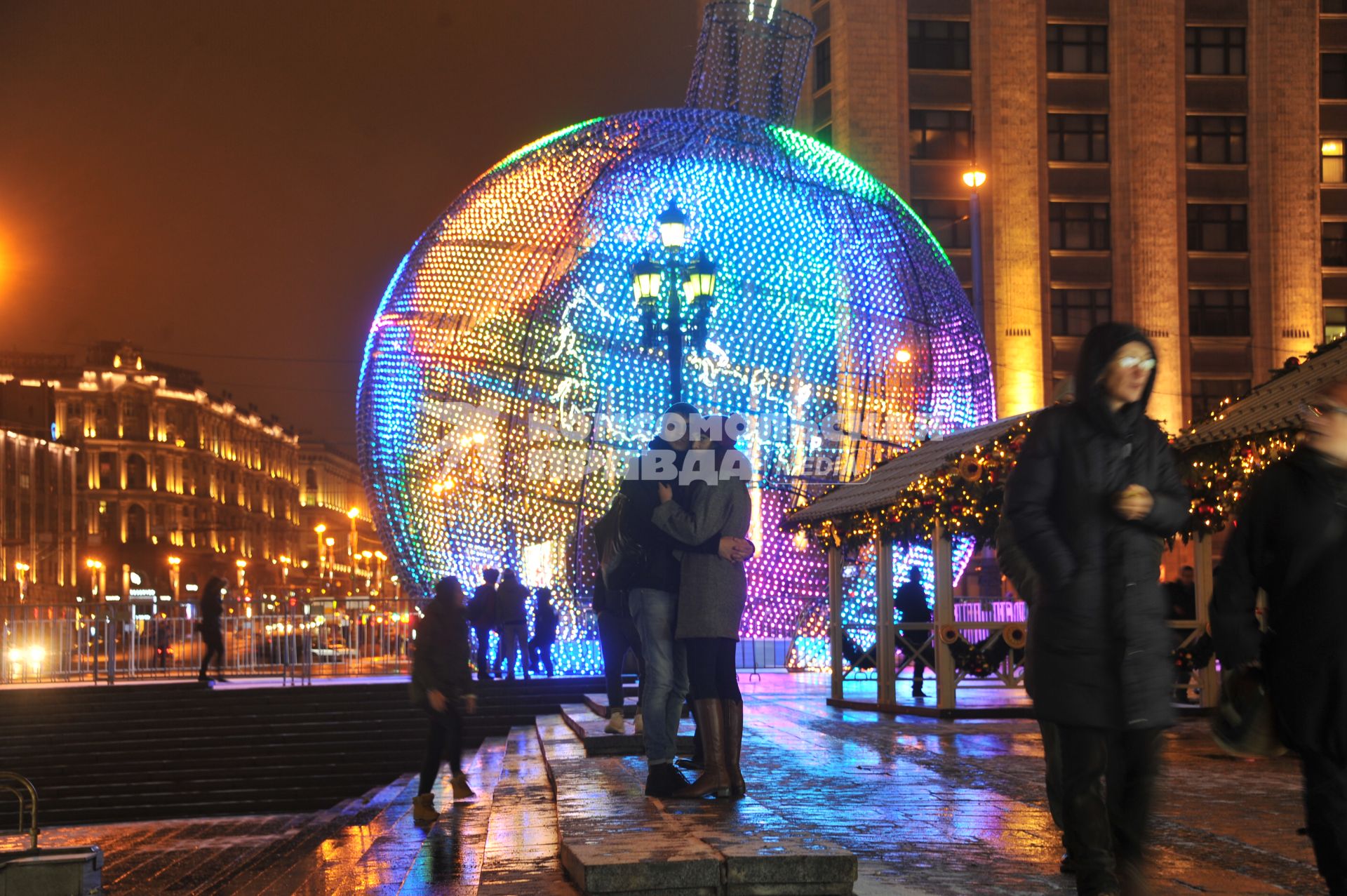 Москва. Елочный шар высотой 17 метров на Манежной площади.