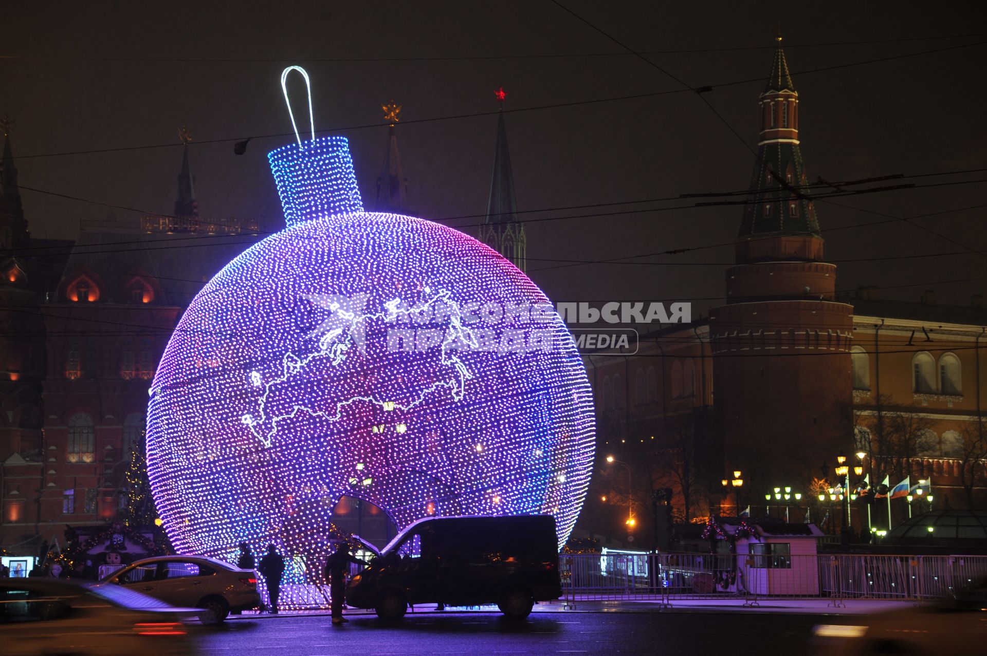 Москва. Елочный шар высотой 17 метров на Манежной площади.