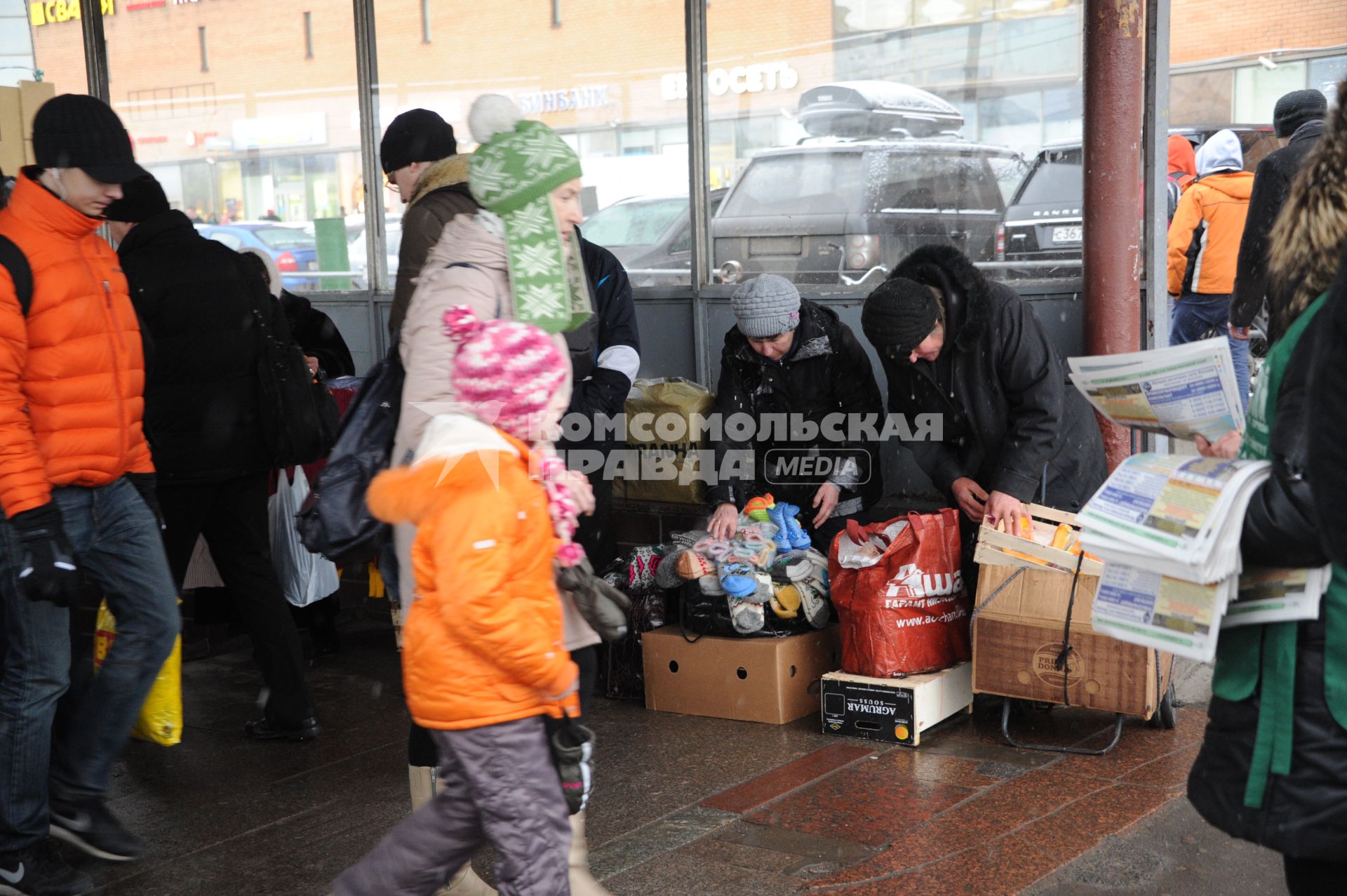 Москва. Торговля в подземном переходе.