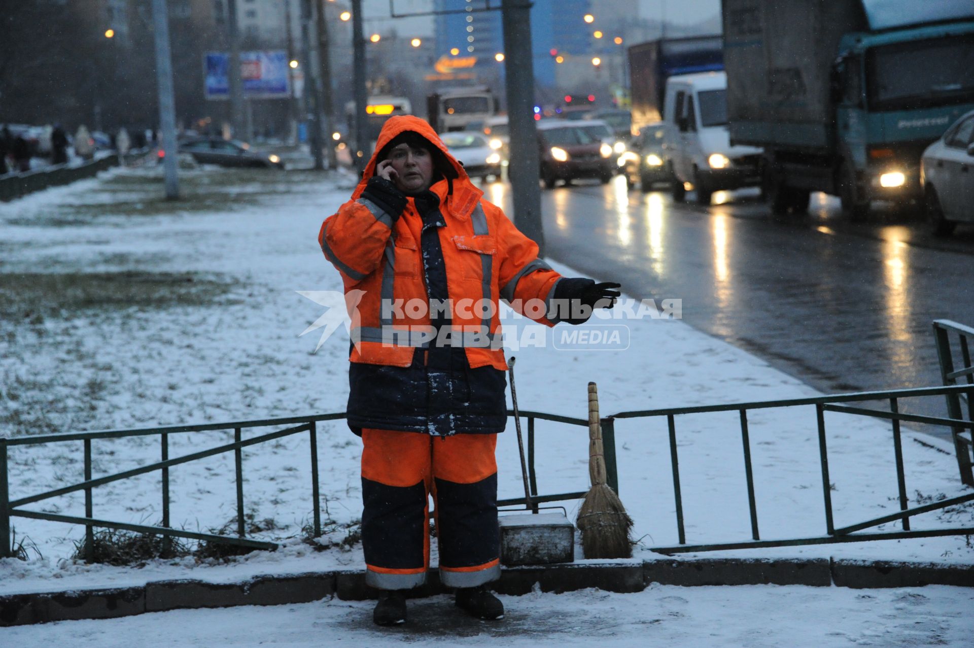 Москва. Сотрудница коммунальной службы разговаривает по телефону.