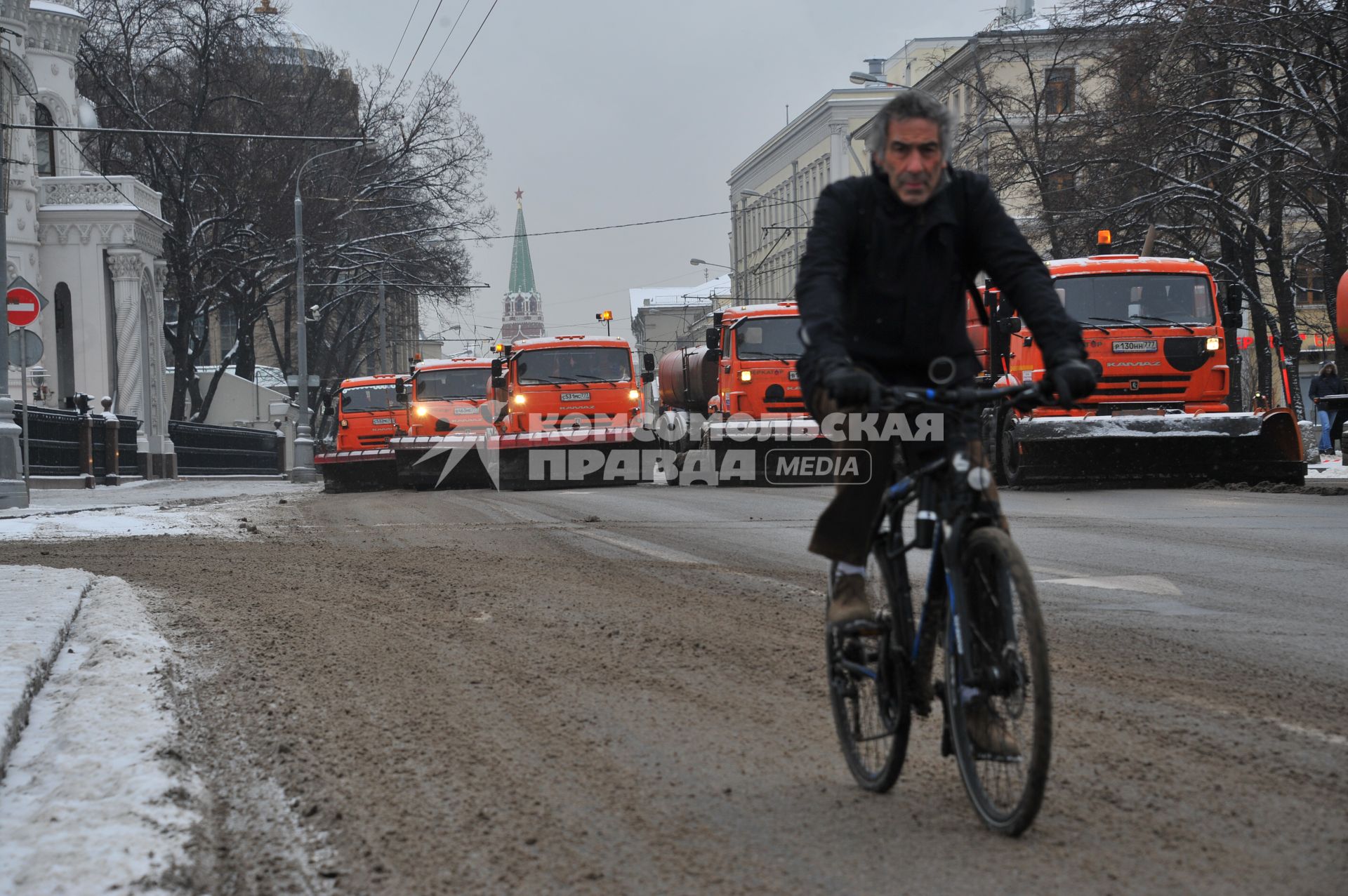 Москва. Снегоуборочная техника на улице Воздвиженка.
