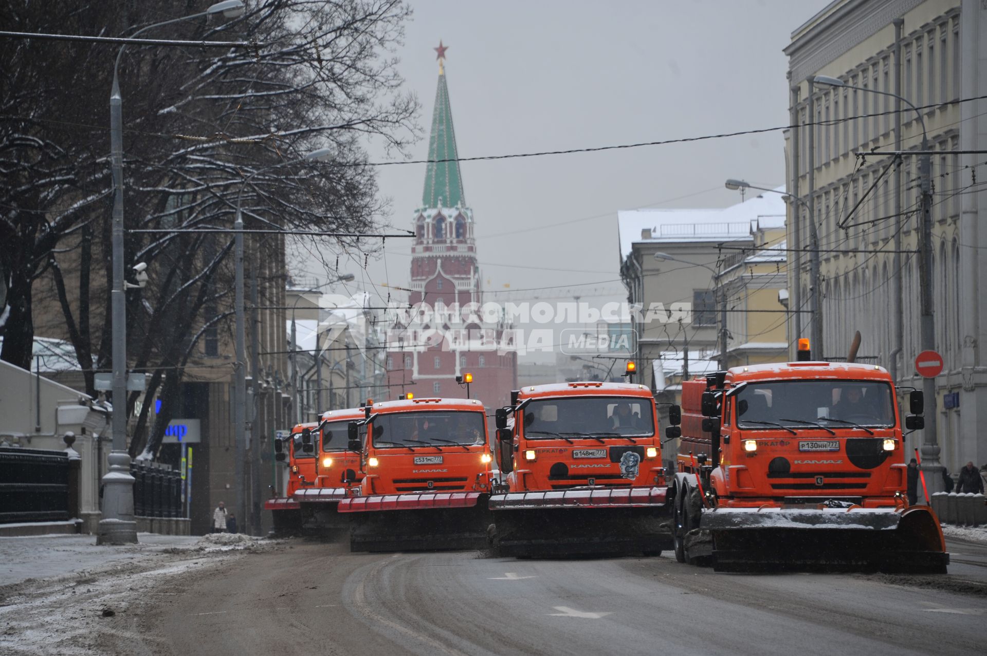 Москва. Снегоуборочная техника  на улице Воздвиженка.