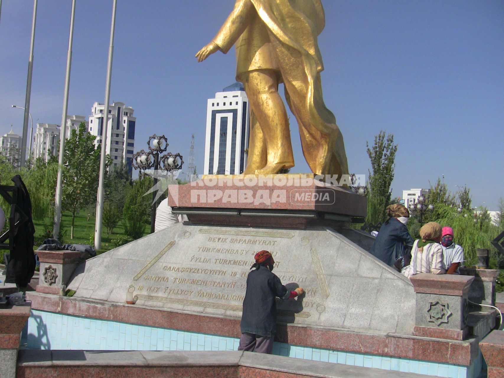 Туркмения. Ашхабад. Женщина моет памятник первому президенту Туркмении Сапармурату Ниязову.