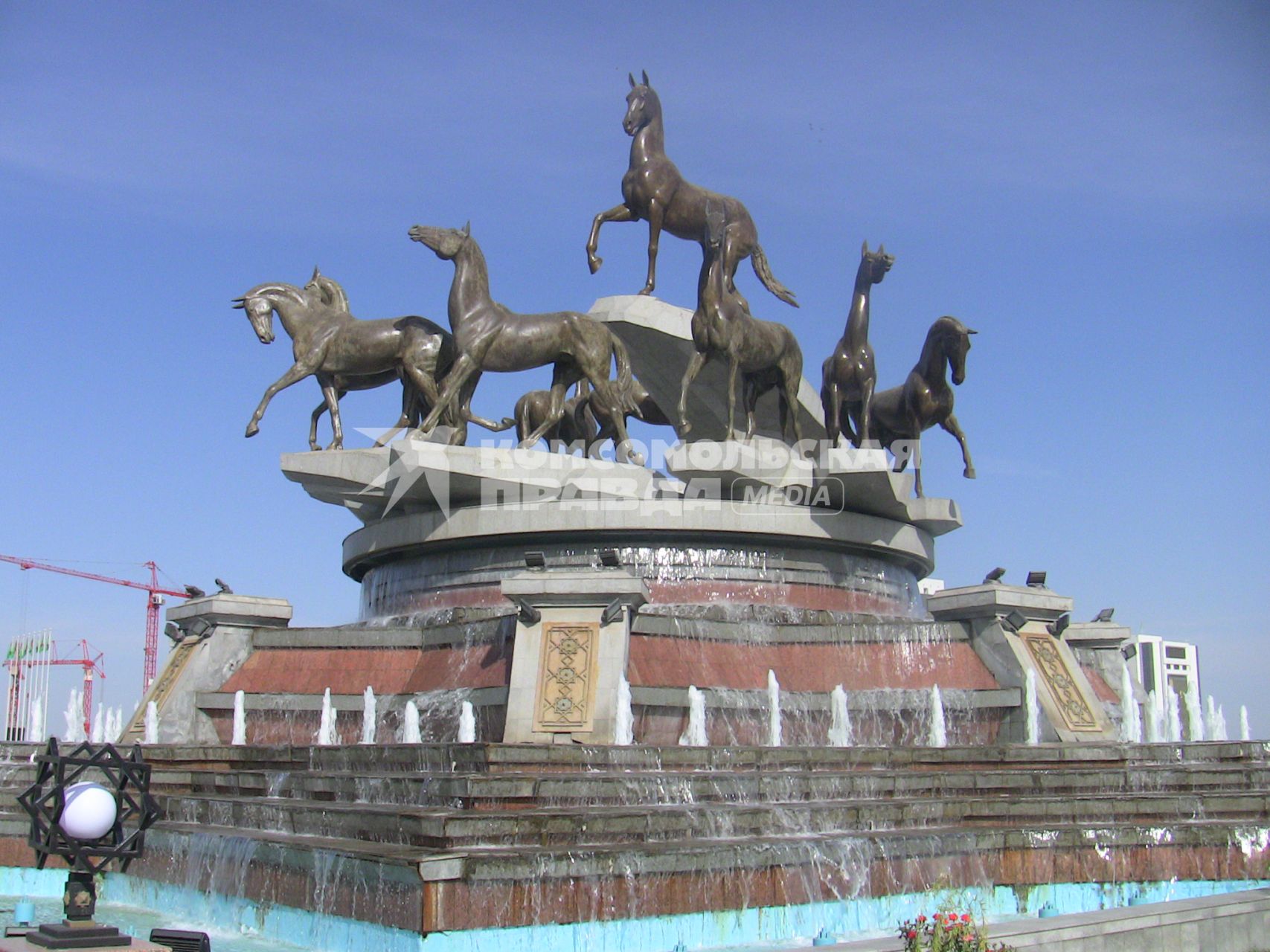 Туркмения. Ашхабад. Монумент ахалтекинским лошадям.