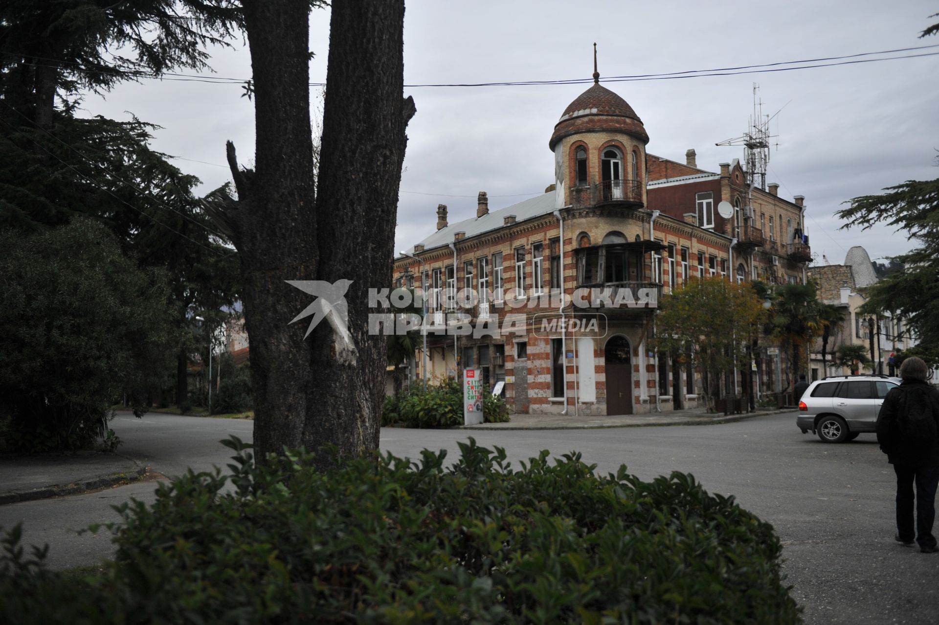 Абхазия. Сухум. Бывший дом братьев Ксандопуло, построенный в 1906 году. Здесь до революции располагался публичный дом, позже были размещены квартиры. Сейчас здание заброшено.