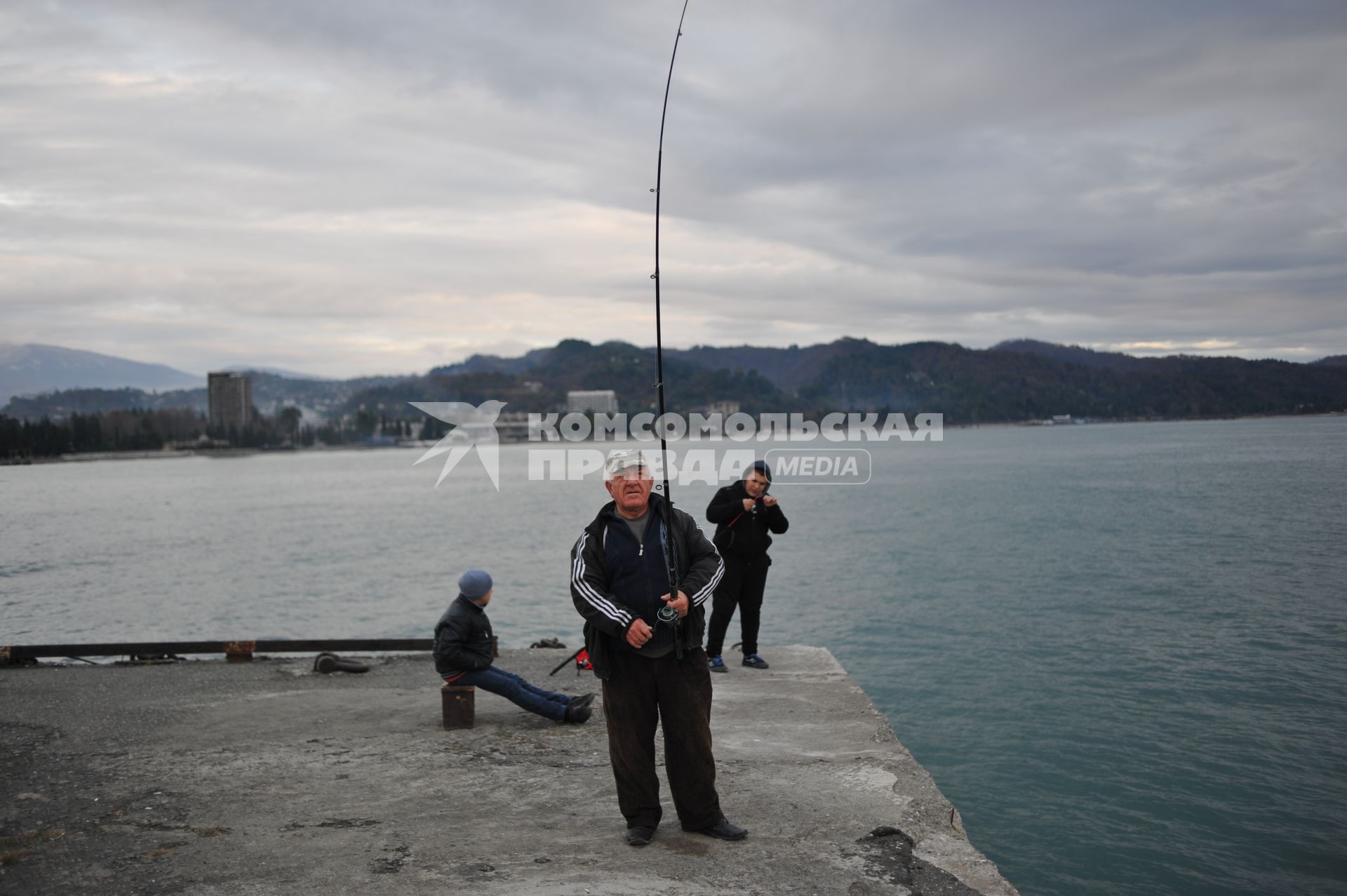 Абхазия. Сухум. Мужчины рыбачут на понтоне.