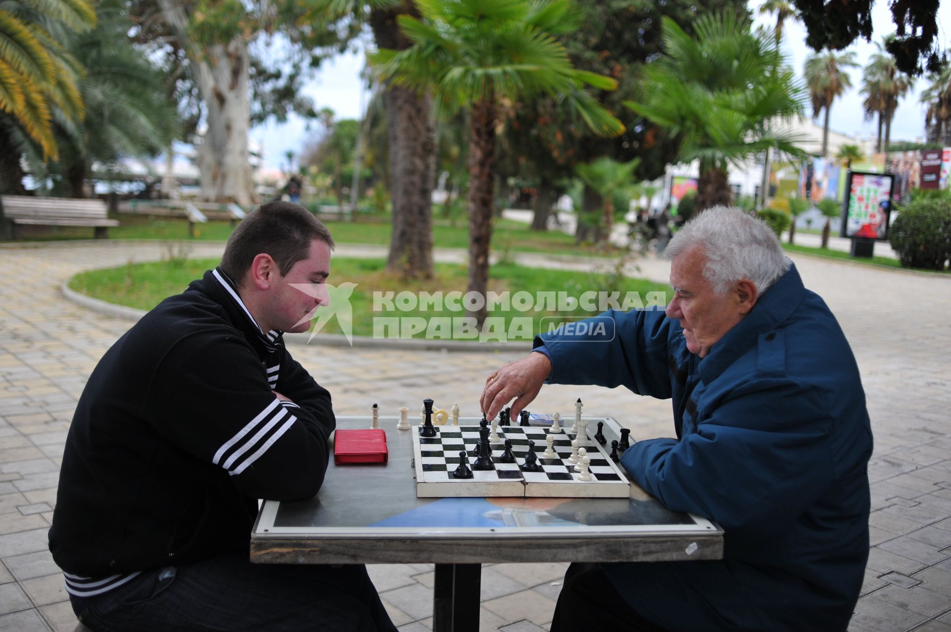 Абхазия. Сухум. Мужчины играют в шахматы на улице.