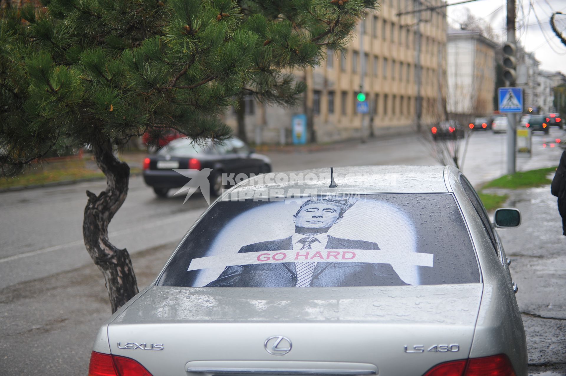 Абхазия. Сухум. Портрет президента РФ В.Путина на стекле автомобиля Lexus.