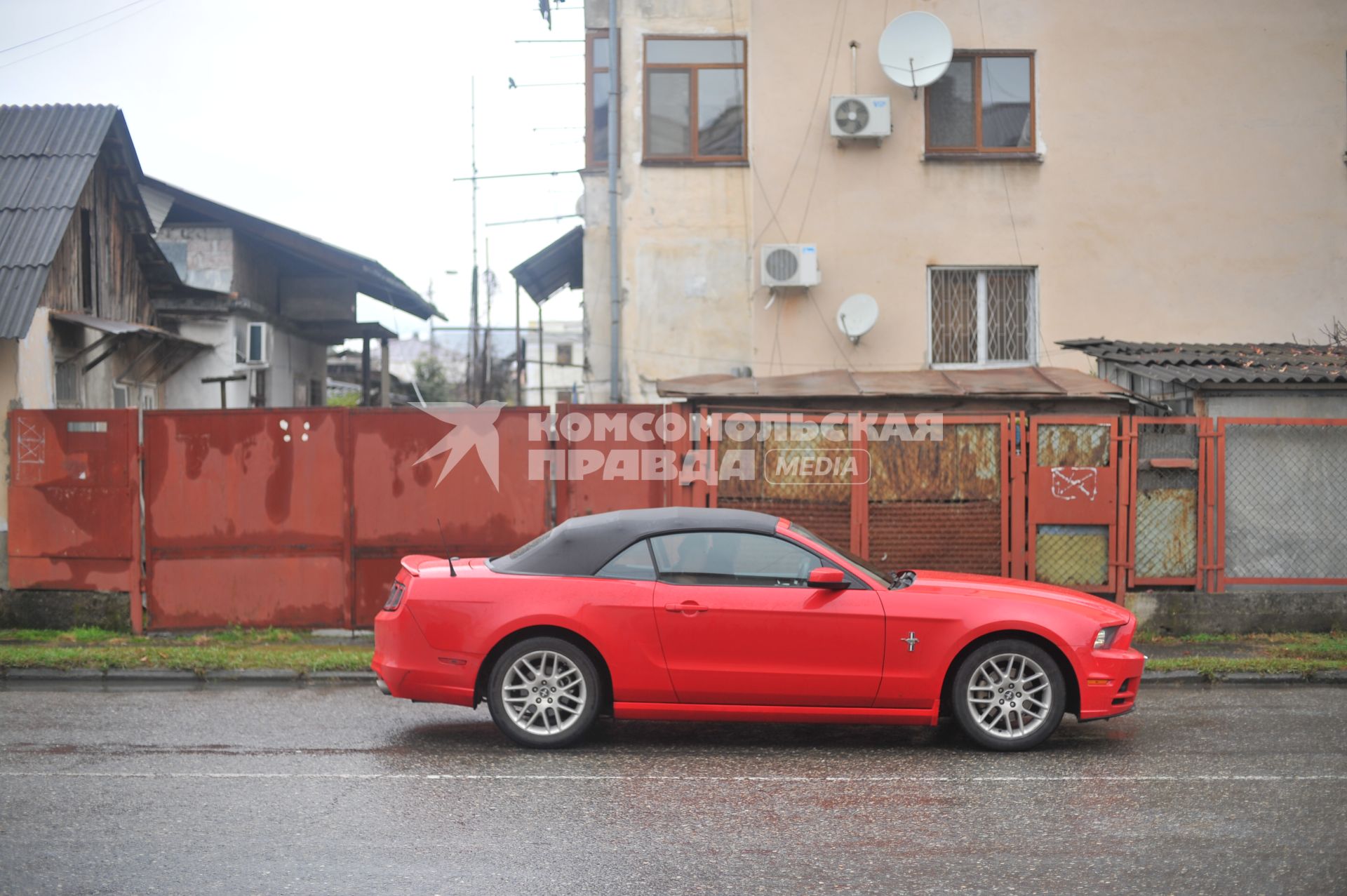 Абхазия. Сухум. Автомобиль Ford Mustang.