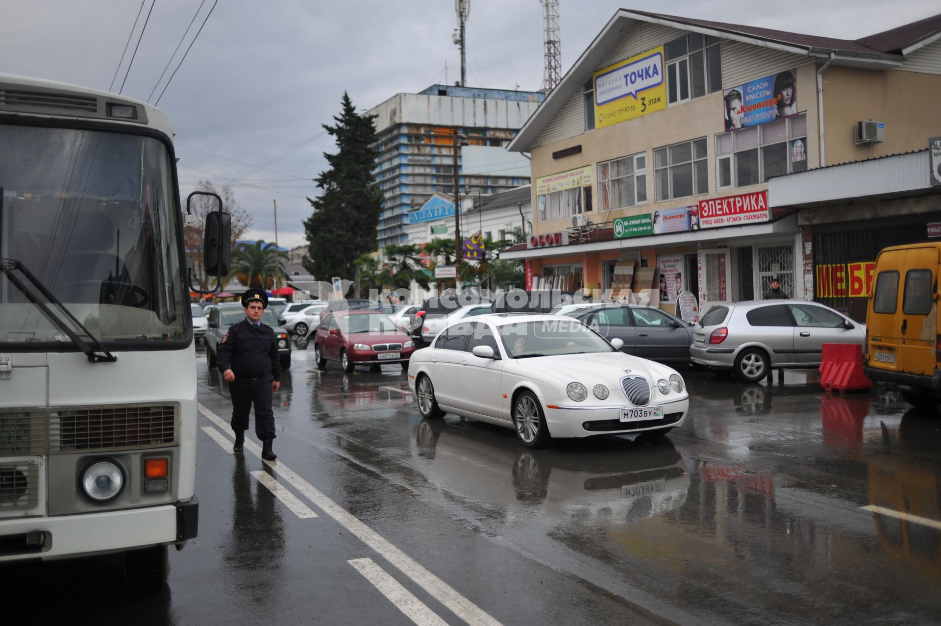 Абхазия. Сухум. Автомобиль Jaguar.