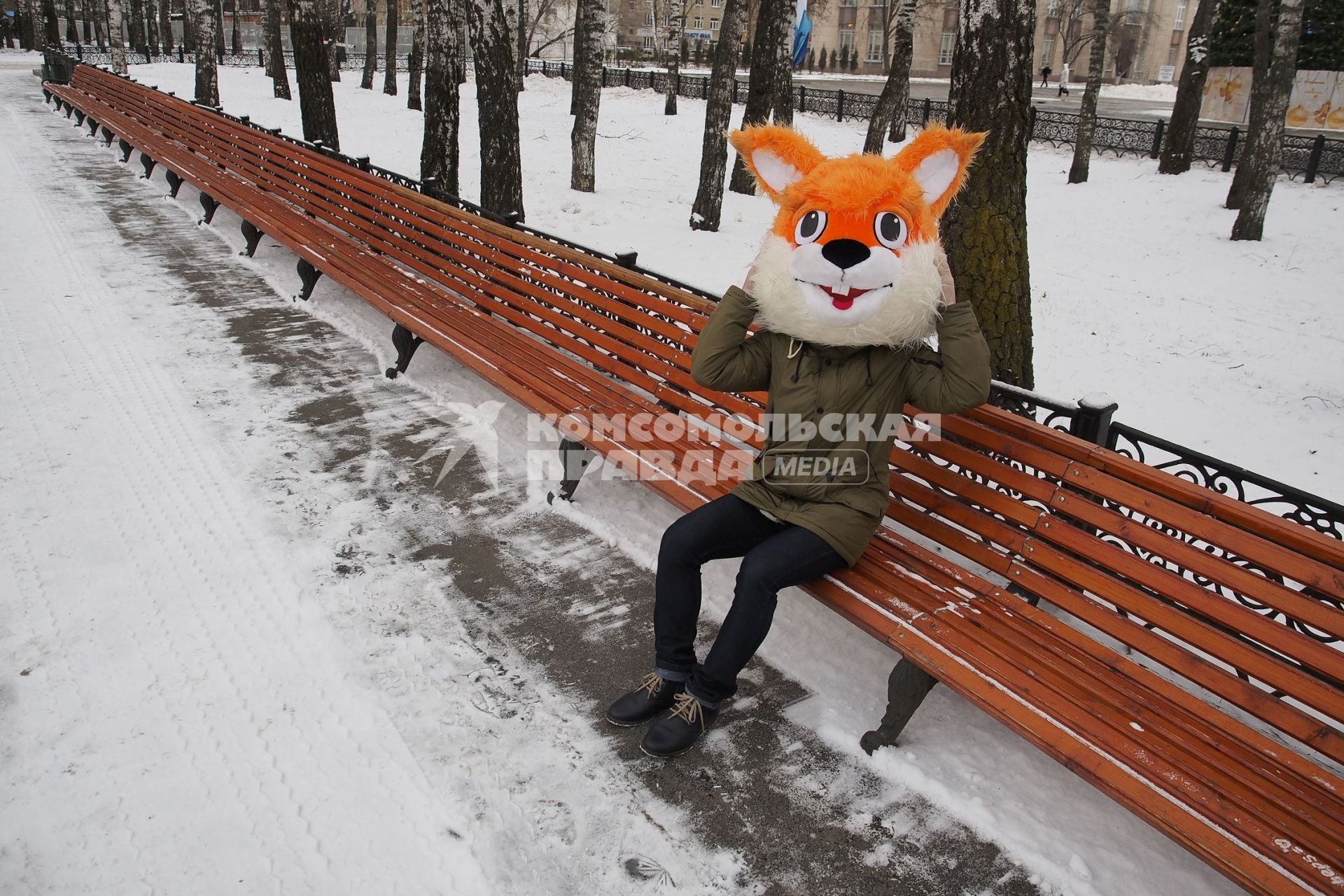 Тула. Мужчина в костюме белки сидит на скамейке.