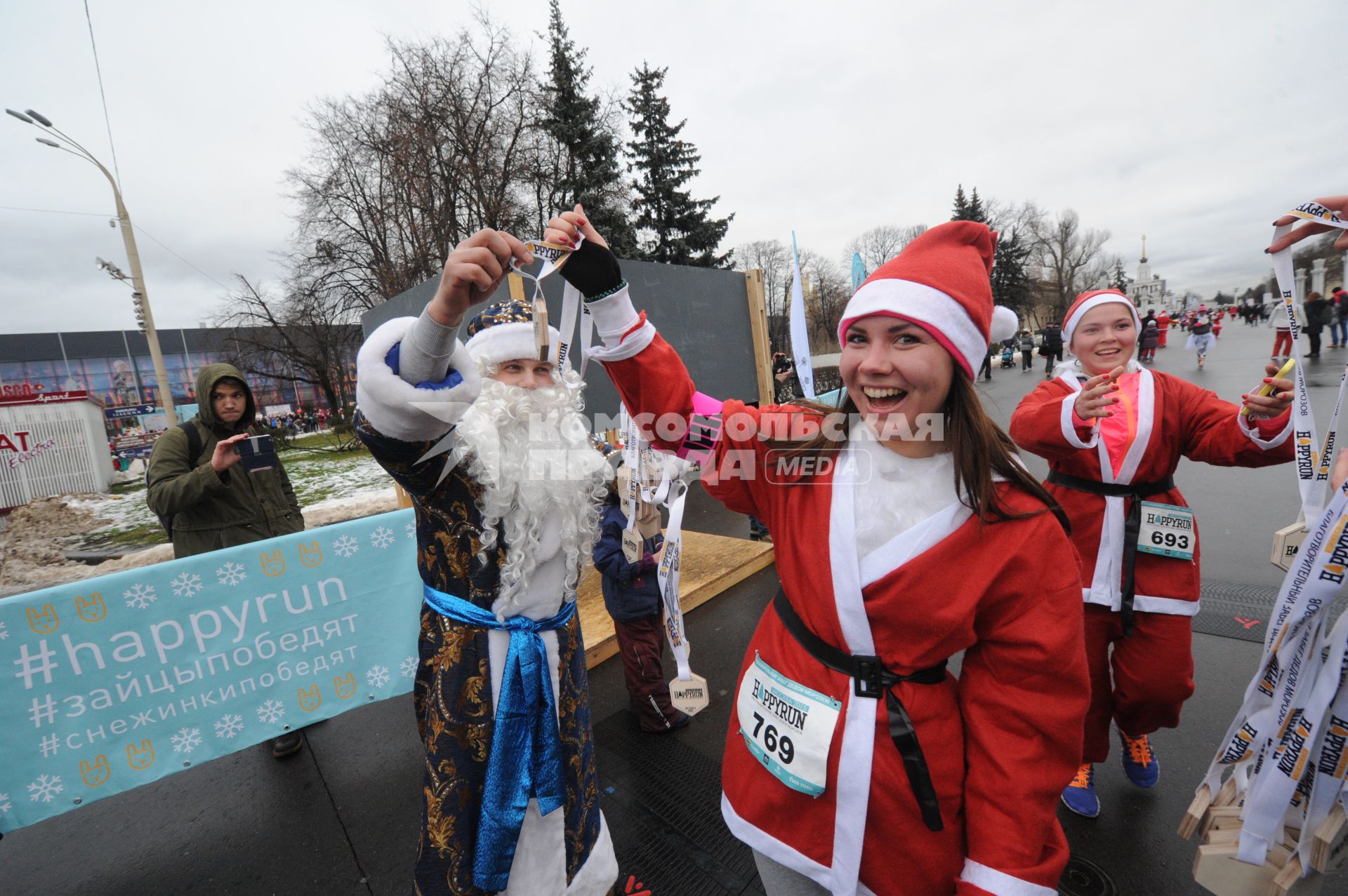 Москва. Участники благотворительного забега Дедов Морозов `Happy Run` на ВДНХ.