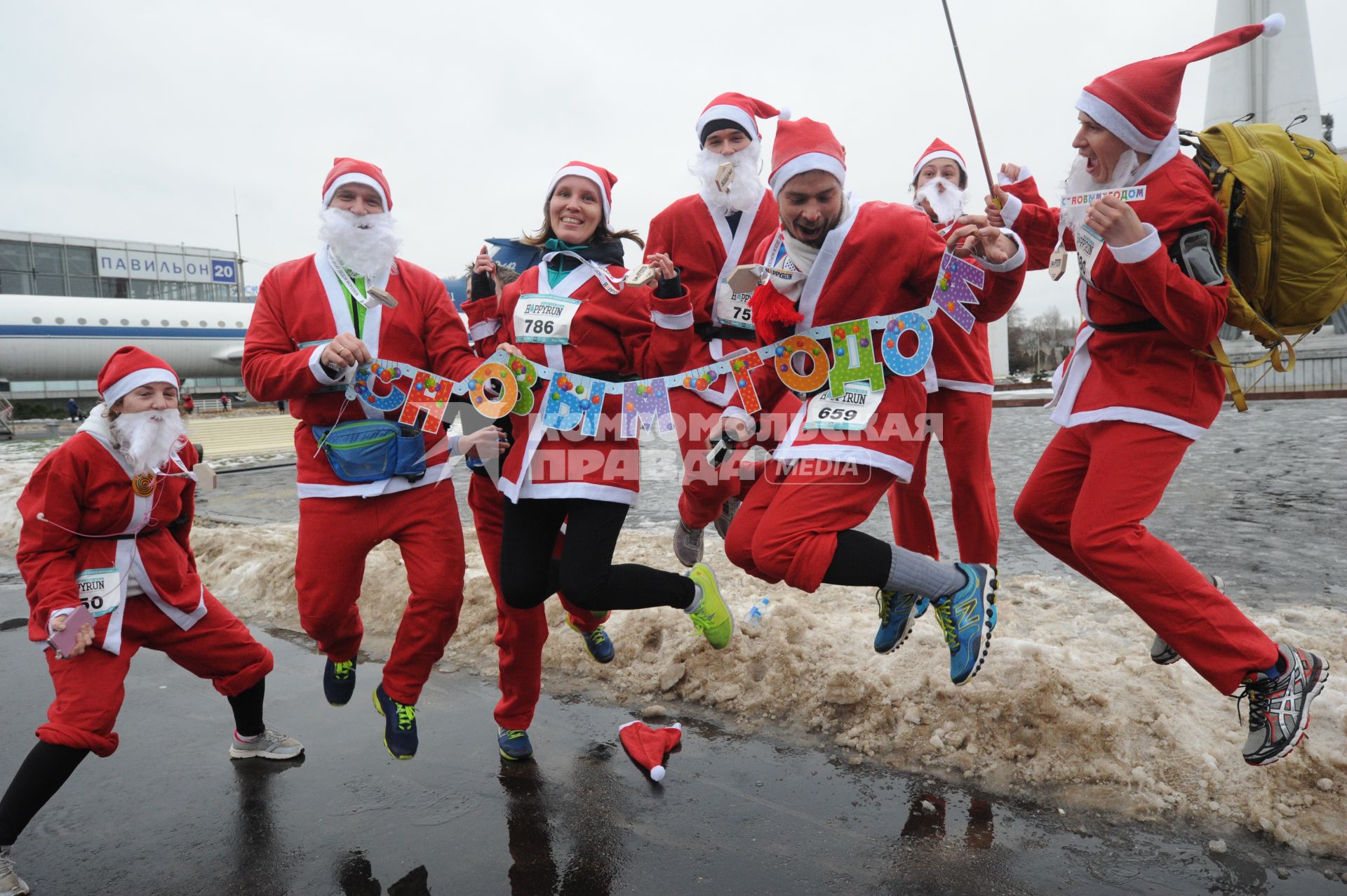 Москва.  Участники благотворительного забега Дедов Морозов `Happy Run` перед стартом на ВДНХ.