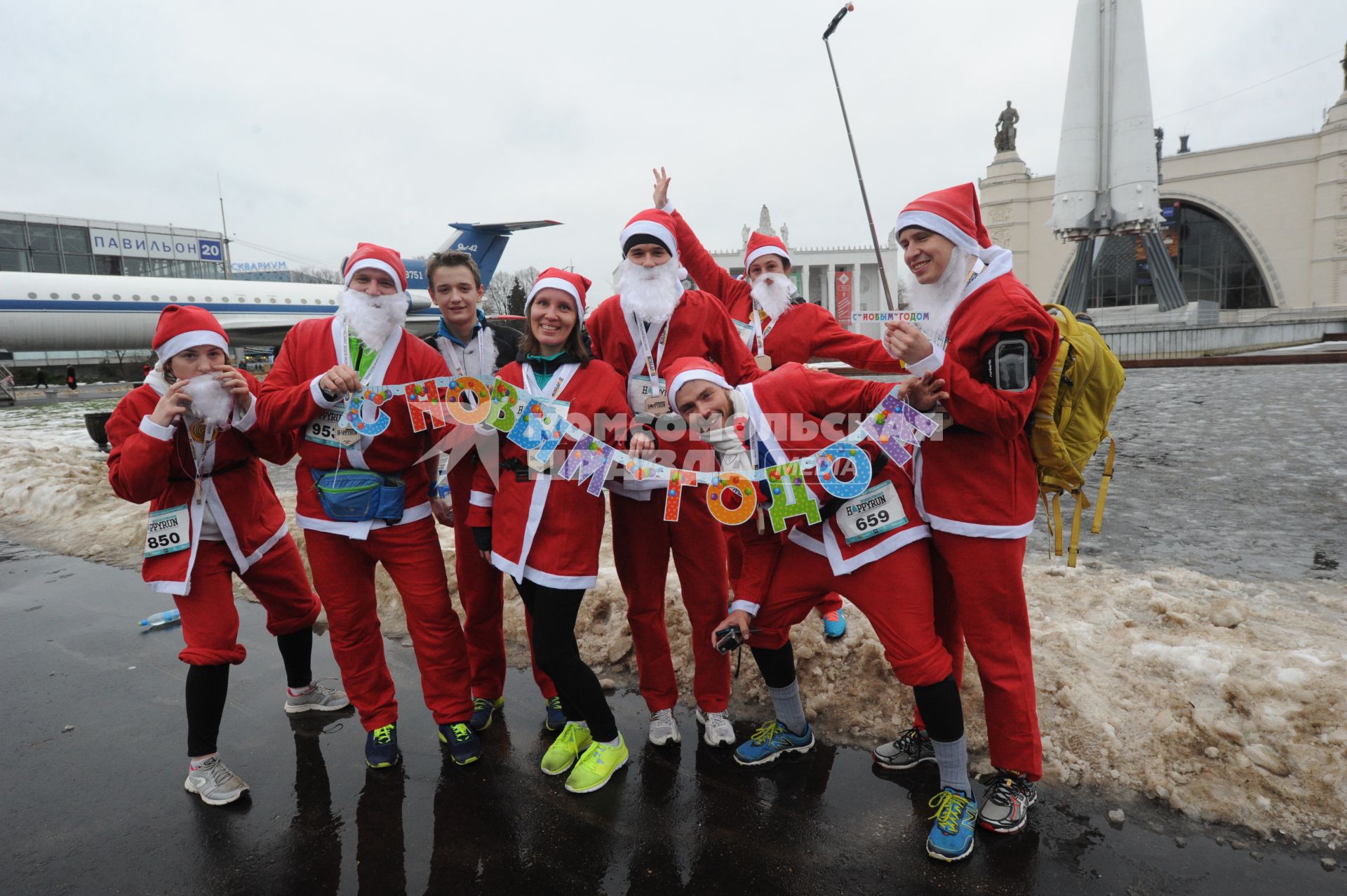 Москва.  Участники благотворительного забега Дедов Морозов `Happy Run` перед стартом на ВДНХ.