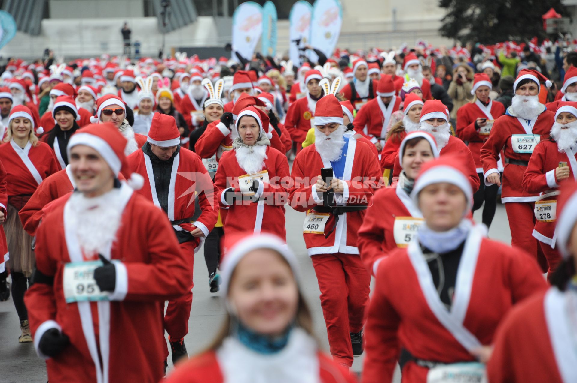 Москва. Участники благотворительного забега Дедов Морозов `Happy Run` на ВДНХ.