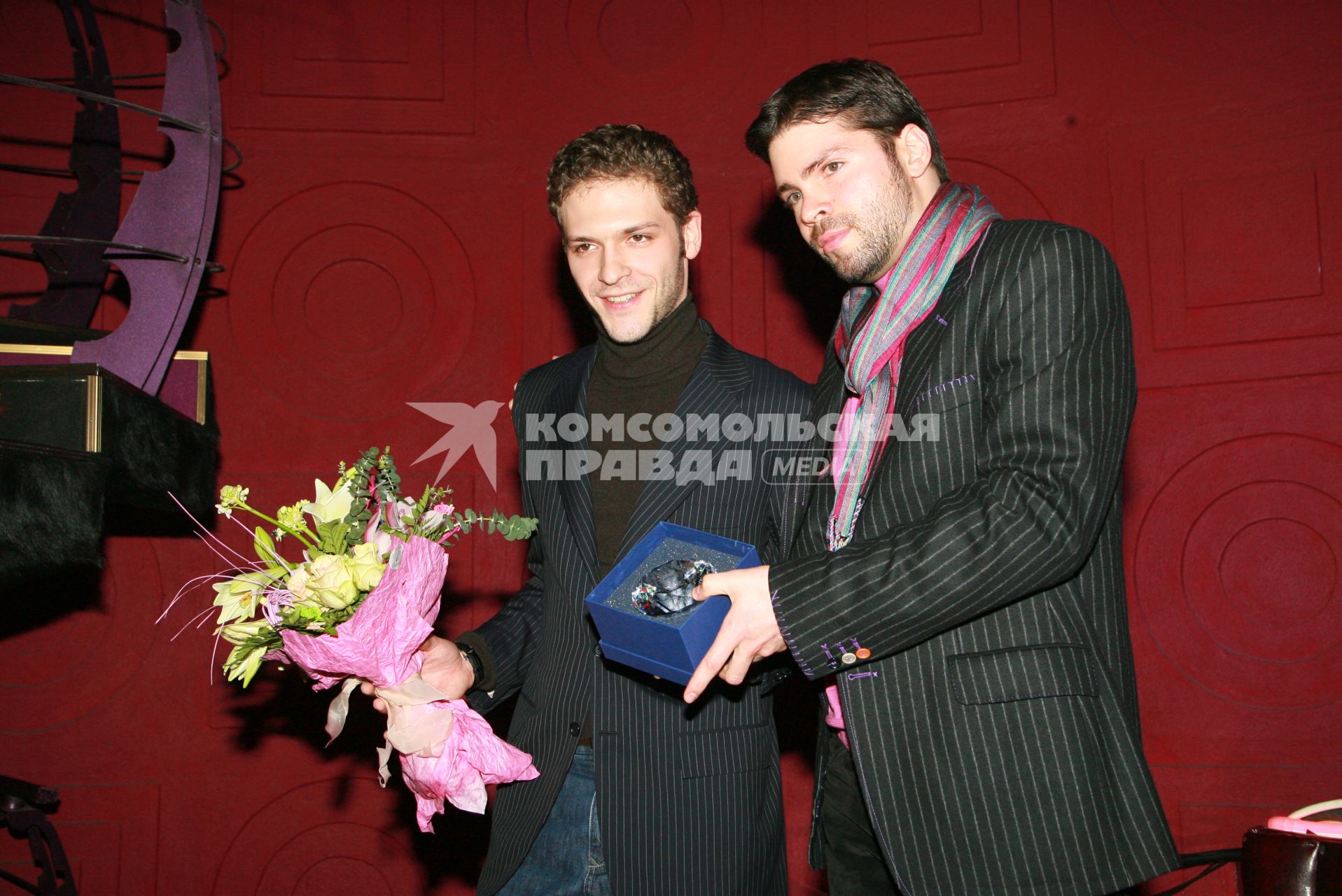 Москва. Актер Константин Крюков (слева) на второй церемонии награждения премии Fashion TV People Awards 2007 в клубе `Рай`.