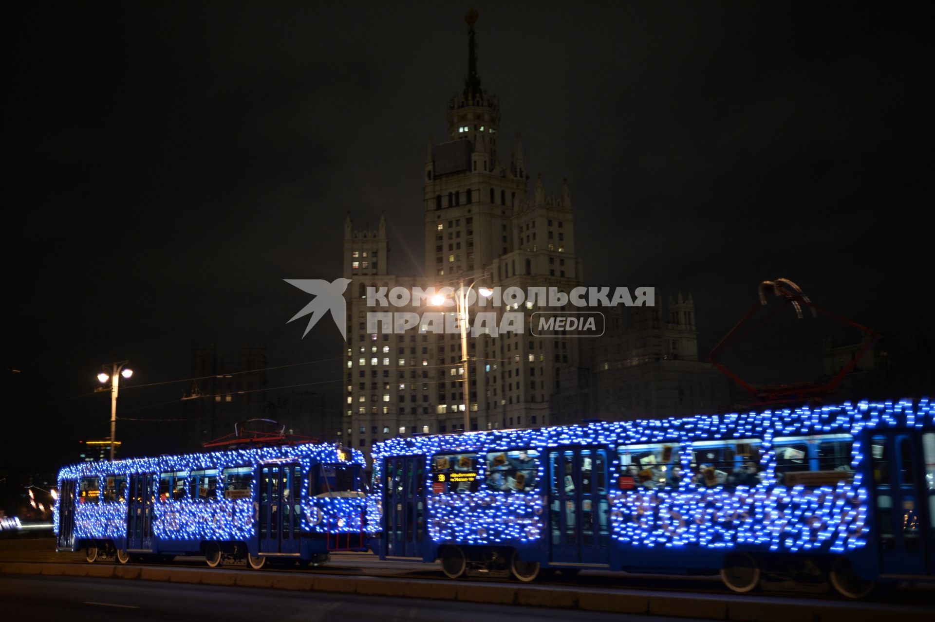 Москва.  Новогодний трамвай, украшенный десятью тысячами светодиодными огнями,  начал курсировать по 39 маршруту  от Чистопрудного бульвара до метро `Университет`.