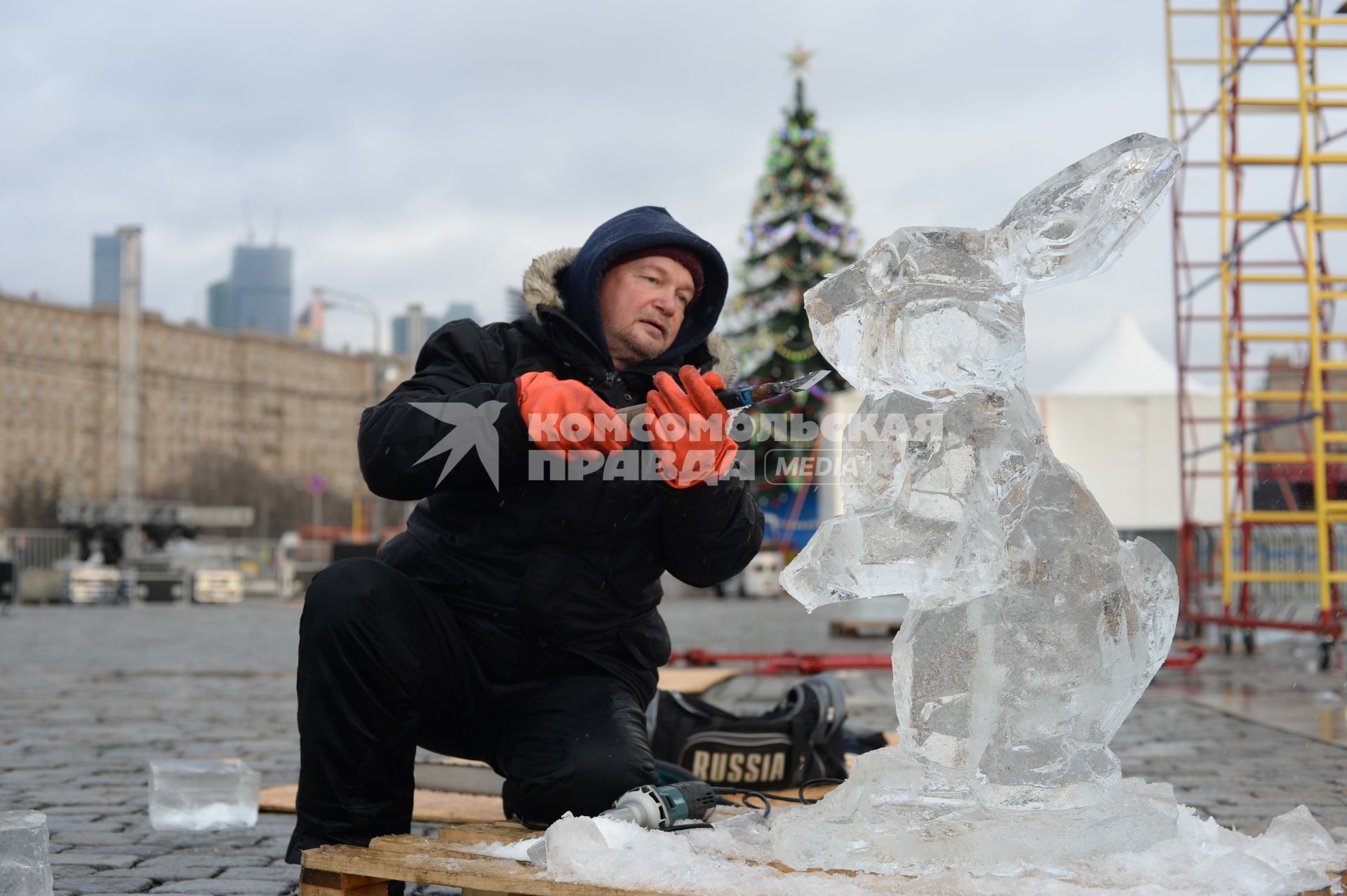 Москва.   Участник мастер-класса по изготовлению ледяных скульптур в Парке Победы.