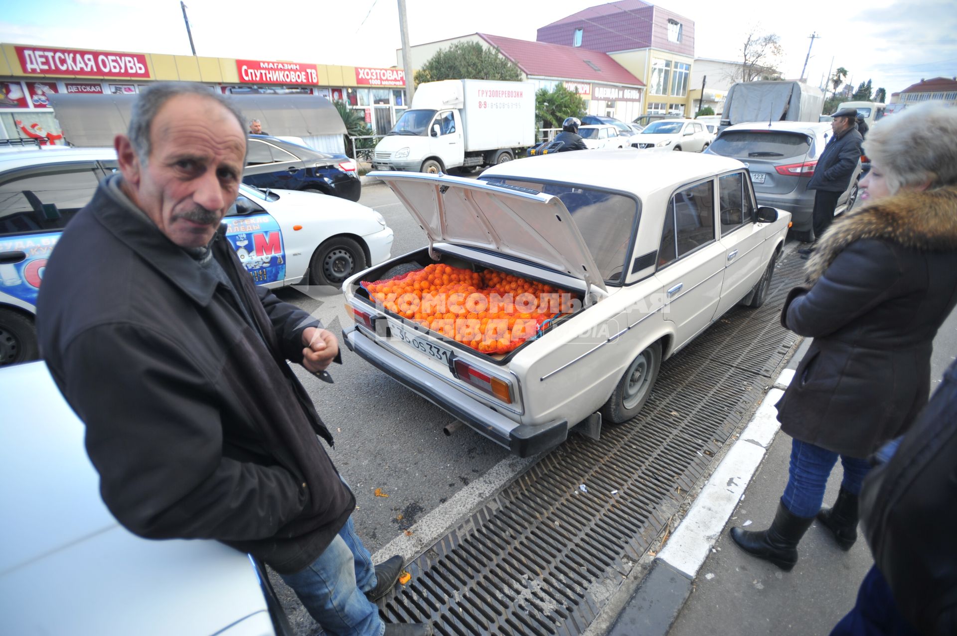 Сочи. Адлер. Торговля абхазскими мандаринами у границы с Абхазией.