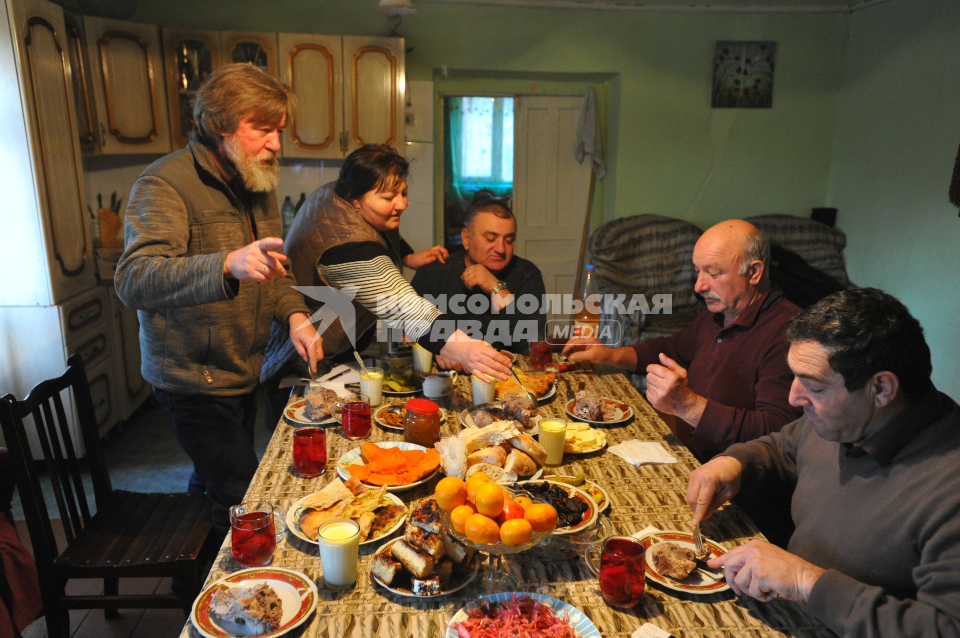 Абхазия. Кодорское ущелье. с.Ажара. Специальный корреспондент КП Николай Варсегов (слева) в гостях у местных жителей - сванов.